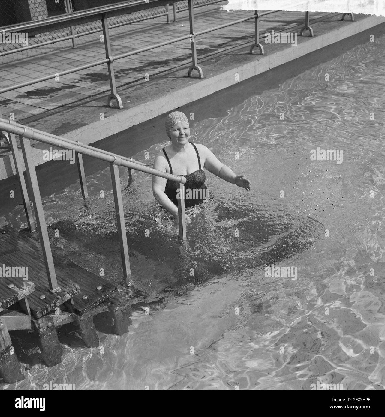 Municipal open air baths in Amsterdam reopened, the first dive by the ladies. Mirandabad, May 20 1963, open air baths, The Netherlands, 20th century press agency photo, news to remember, documentary, historic photography 1945-1990, visual stories, human history of the Twentieth Century, capturing moments in time Stock Photo