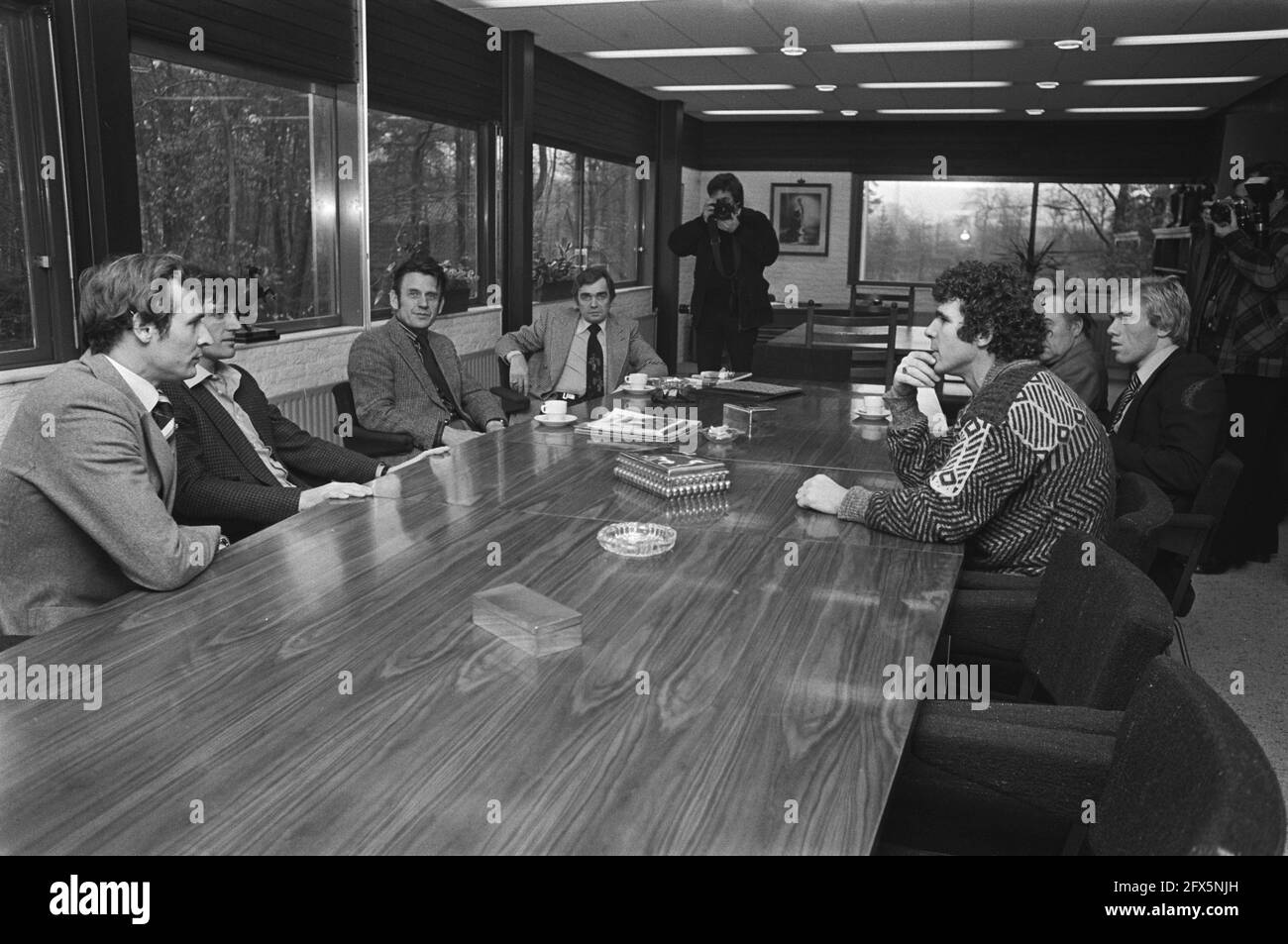 Discussion players, trainers Dutch national team about coaching during World Cup in Argentina; from left to right Van Beveren, Krol, Zwartkruis, Happel, December 12, 1977, CONVERSATIONS, PLAYERS, TRAINERS, teams, sports, soccer, The Netherlands, 20th century press agency photo, news to remember, documentary, historic photography 1945-1990, visual stories, human history of the Twentieth Century, capturing moments in time Stock Photo