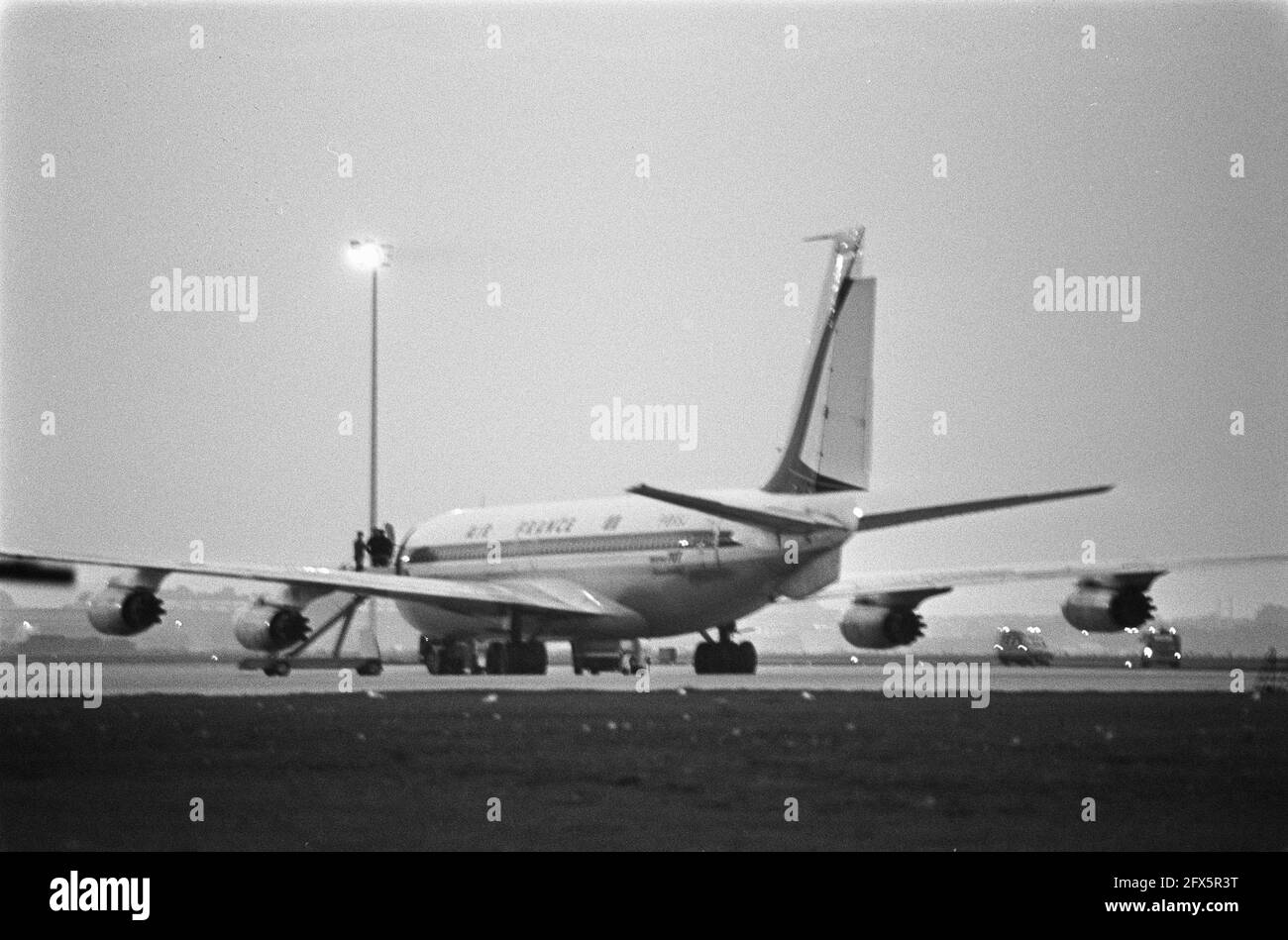 Hostage drama Schiphol; the boeing 707 during the handover of hostages ...