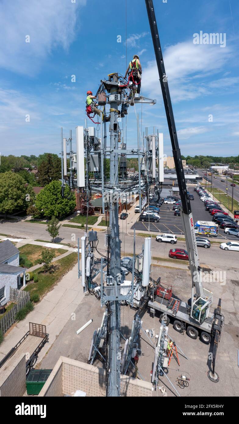 Detroit, Michigan - Workers upgrade an AT&T cell tower to the faster 5G ...