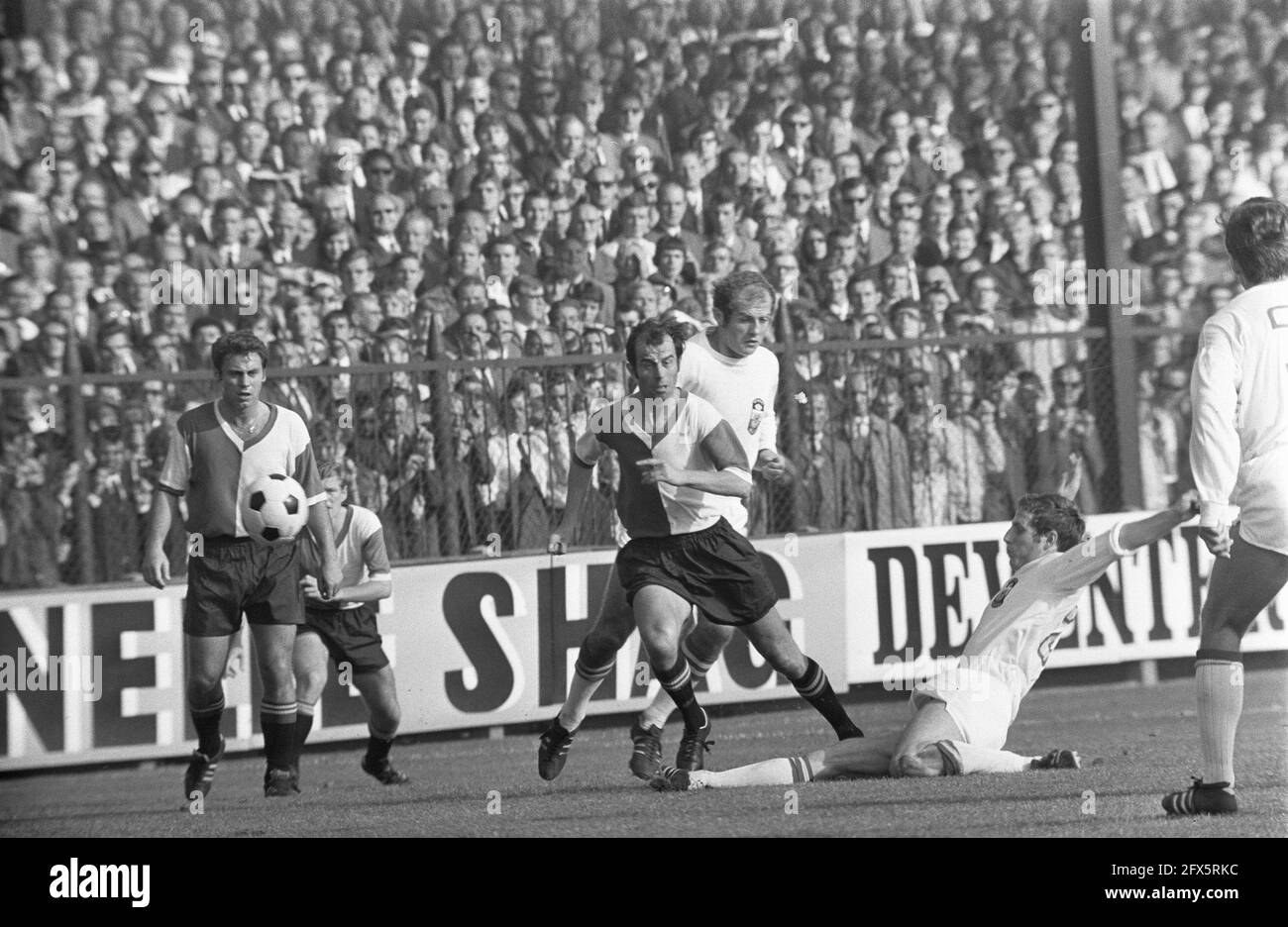 Go Ahead against Feyenoord 0-1. Coen Moulijn in action, October 5, 1969, soccer, The Netherlands, 20th century press agency photo, news to remember, documentary, historic photography 1945-1990, visual stories, human history of the Twentieth Century, capturing moments in time Stock Photo