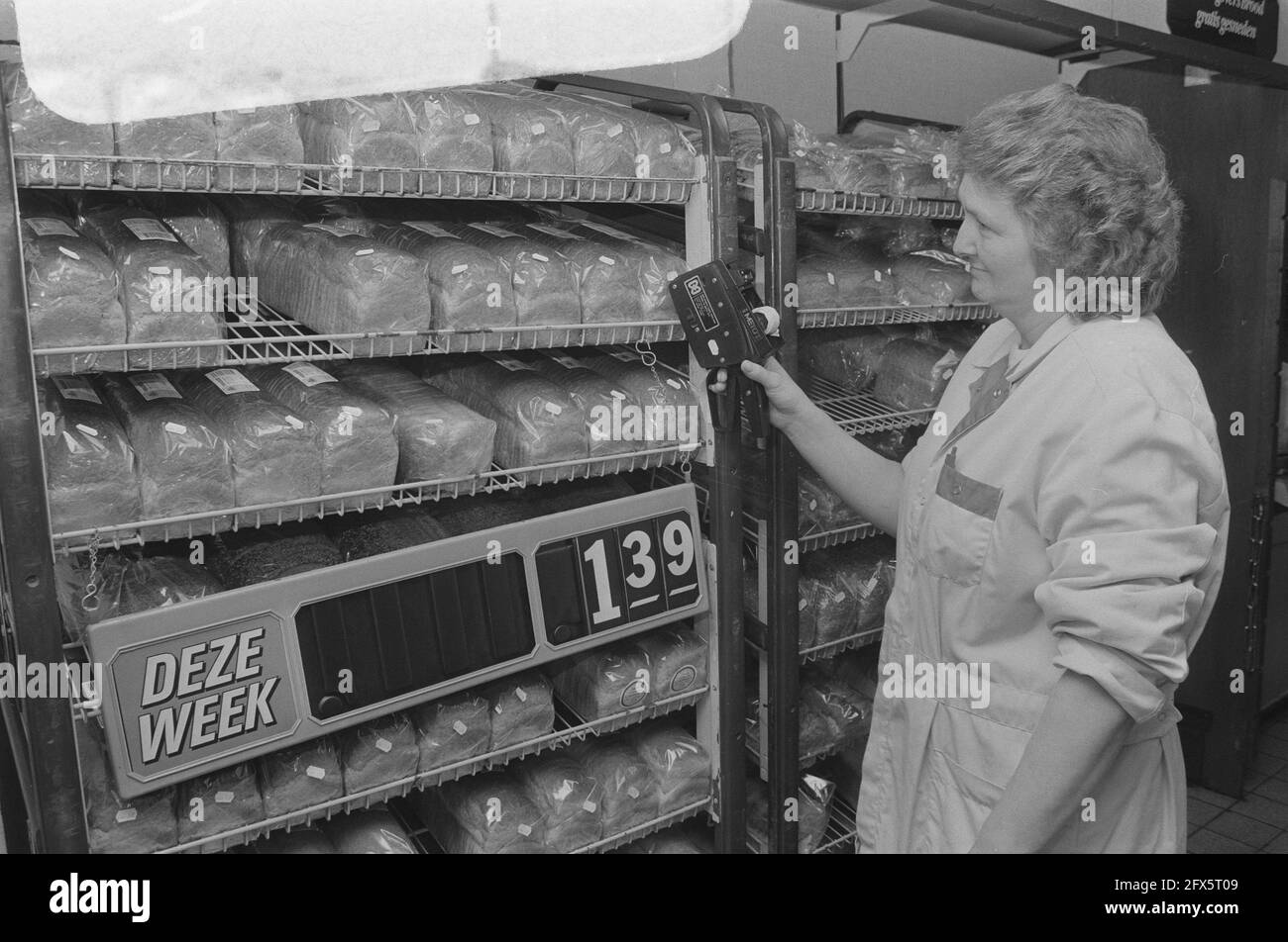 Cheap battle bread in Albert Heijn, June 29, 1987, The Netherlands, 20th century press agency photo, news to remember, documentary, historic photography 1945-1990, visual stories, human history of the Twentieth Century, capturing moments in time Stock Photo
