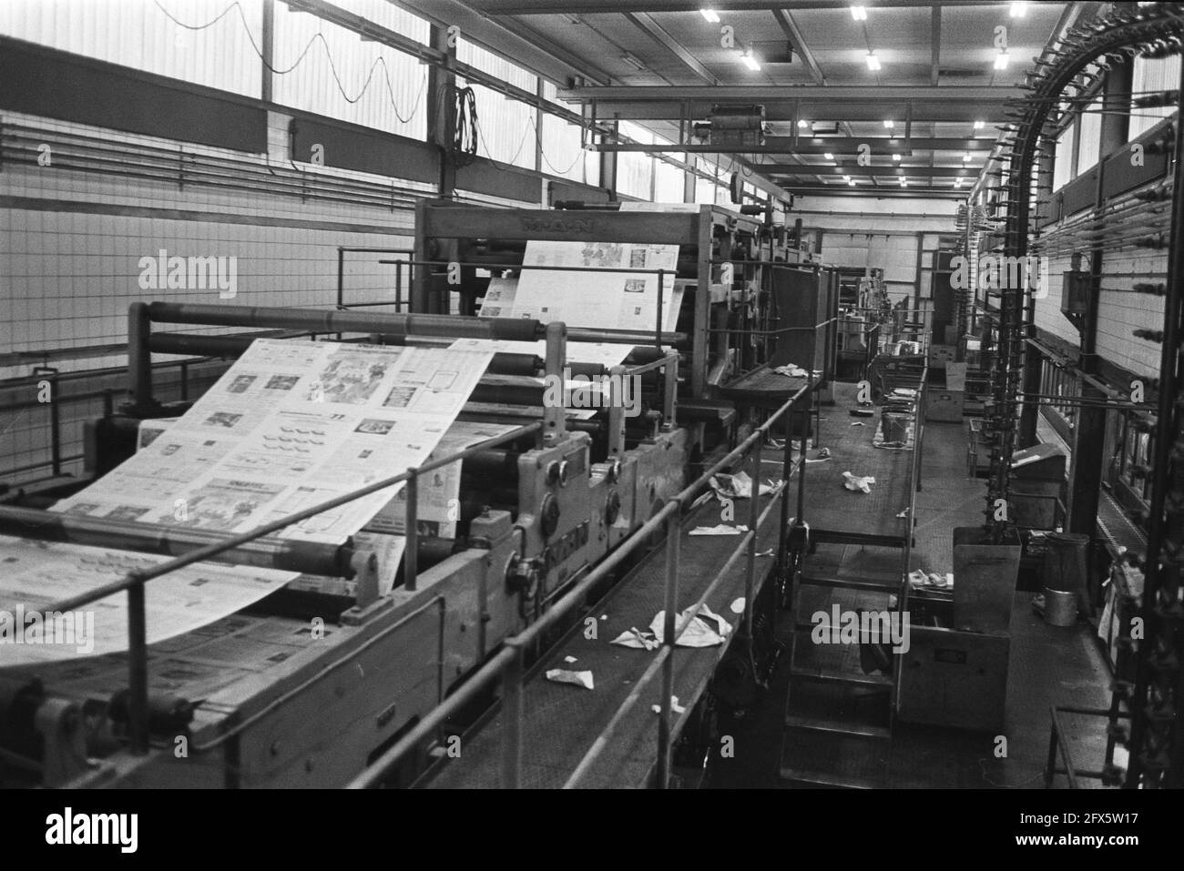 Graphic arts personnel at Van der Loeff in Enschede on strike; stationary rotary presses, February 8, 1977, ROTATION PRESS, strikes, The Netherlands, 20th century press agency photo, news to remember, documentary, historic photography 1945-1990, visual stories, human history of the Twentieth Century, capturing moments in time Stock Photo