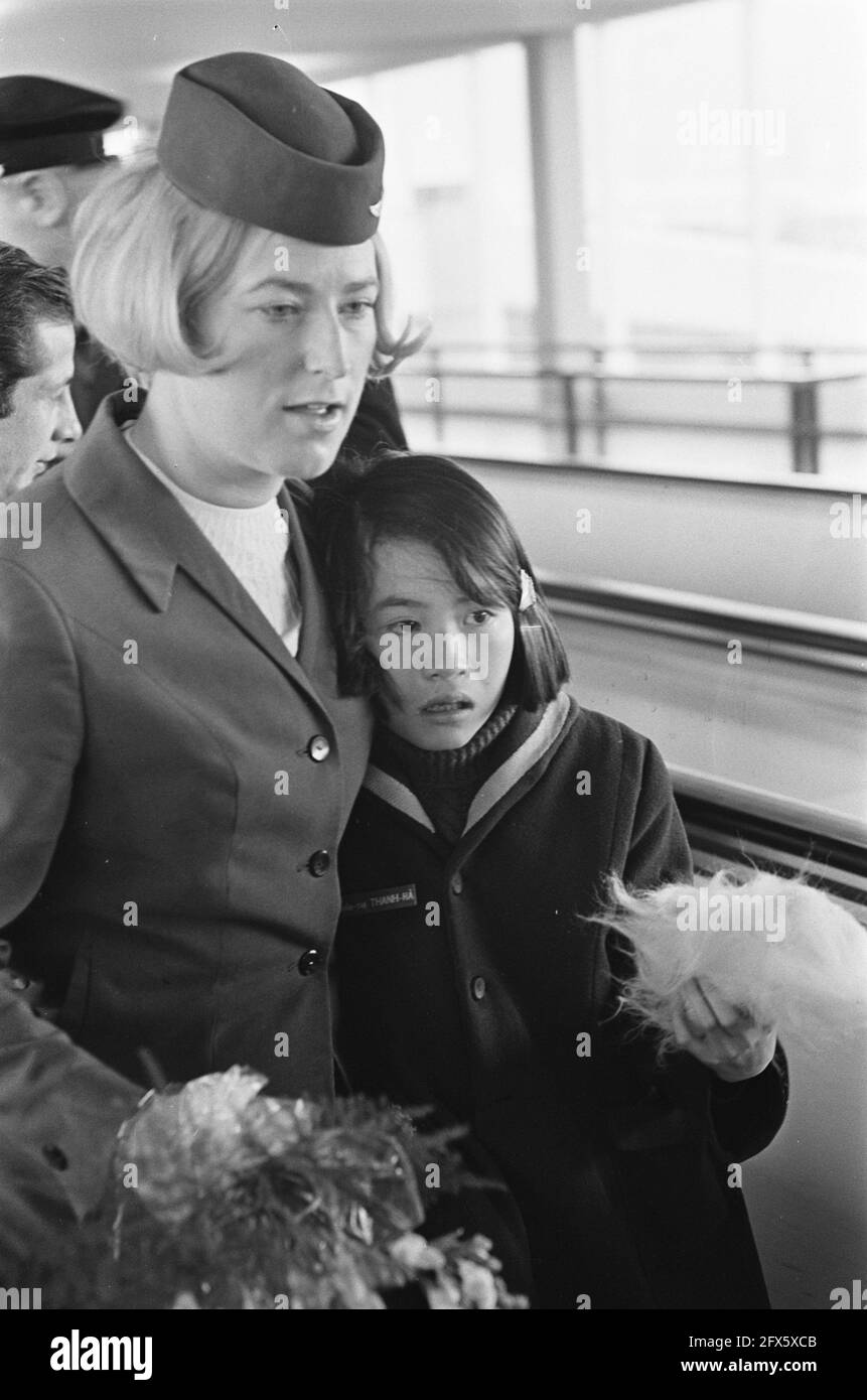 Arrival of Vietnamese children at Schiphol Airport. Tran Thi Thunh Ha (13 years old) with flight attendant, December 20, 1967, arrivals, children, flight attendants, The Netherlands, 20th century press agency photo, news to remember, documentary, historic photography 1945-1990, visual stories, human history of the Twentieth Century, capturing moments in time Stock Photo