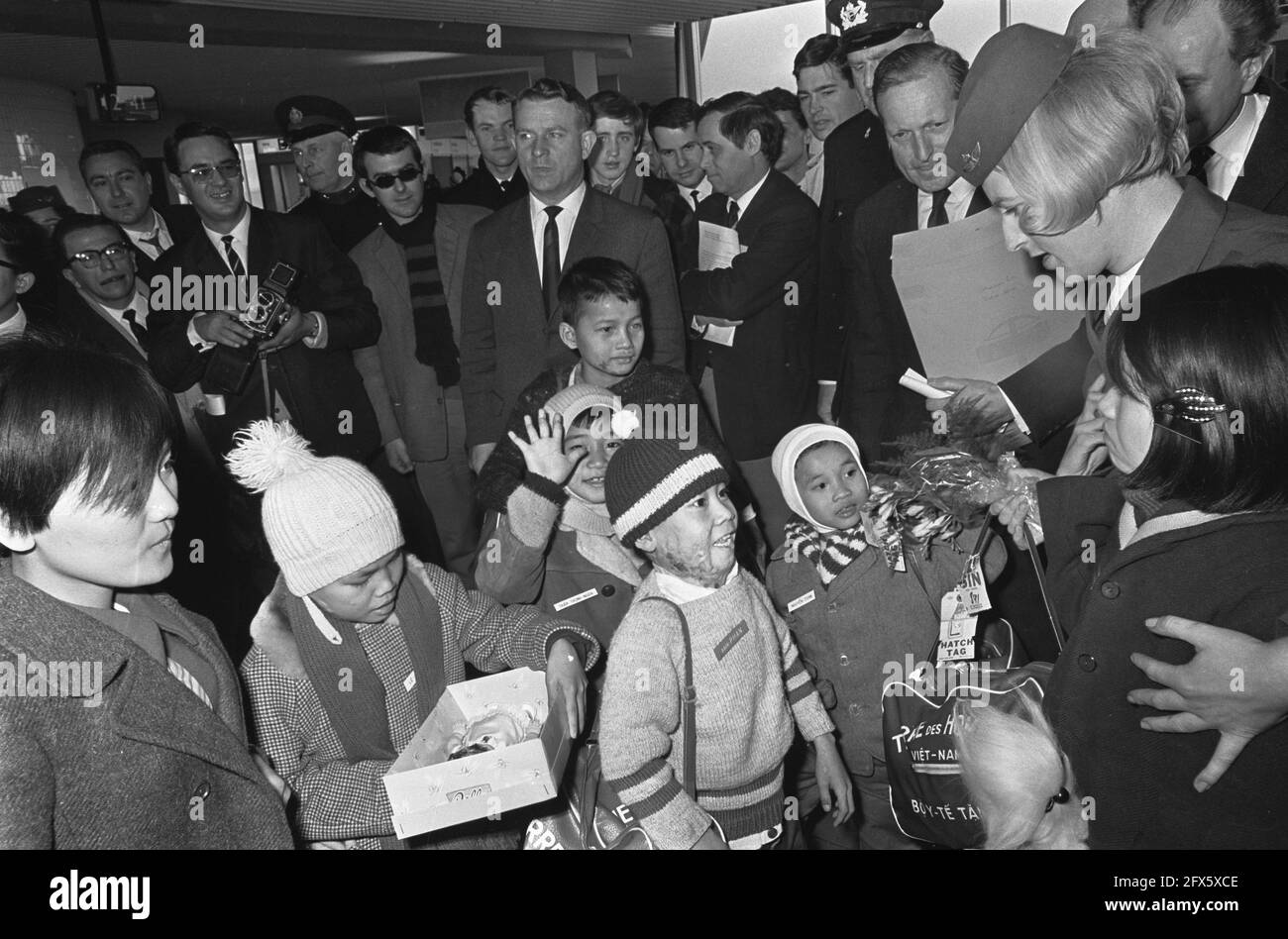 Arrival of Vietnamese children at Schiphol Airport. Troung Phai Anh Dao gives Le Thi Trai a doll on arrival, December 20, 1967, Children, arrivals, The Netherlands, 20th century press agency photo, news to remember, documentary, historic photography 1945-1990, visual stories, human history of the Twentieth Century, capturing moments in time Stock Photo