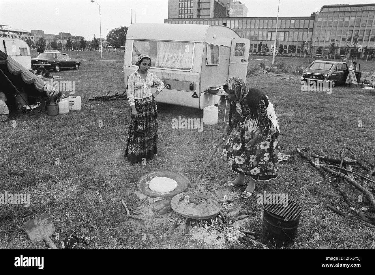 Group of Gypsies on Malieveld in The Hague, Gypsy woman preparing food, July 20, 1981, ZIGEUNERS, women, The Netherlands, 20th century press agency photo, news to remember, documentary, historic photography 1945-1990, visual stories, human history of the Twentieth Century, capturing moments in time Stock Photo