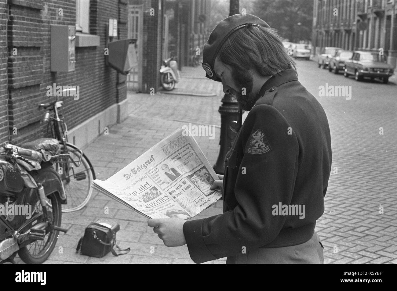 Greetings day, soldier reads newspaper about action at barracks in Amsterdam, August 1, 1972, ANTIES, barracks, newspapers, soldiers, The Netherlands, 20th century press agency photo, news to remember, documentary, historic photography 1945-1990, visual stories, human history of the Twentieth Century, capturing moments in time Stock Photo