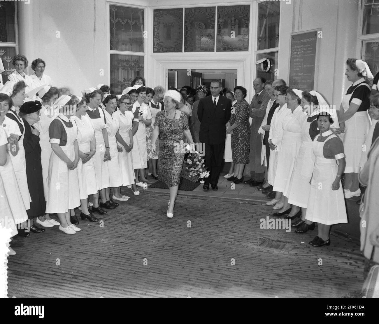 H. M. the Queen visits the Ant. van Leeuwenhoek House Queen with nurses in front of the house, June 20, 1961, NURSES, queens, The Netherlands, 20th century press agency photo, news to remember, documentary, historic photography 1945-1990, visual stories, human history of the Twentieth Century, capturing moments in time Stock Photo