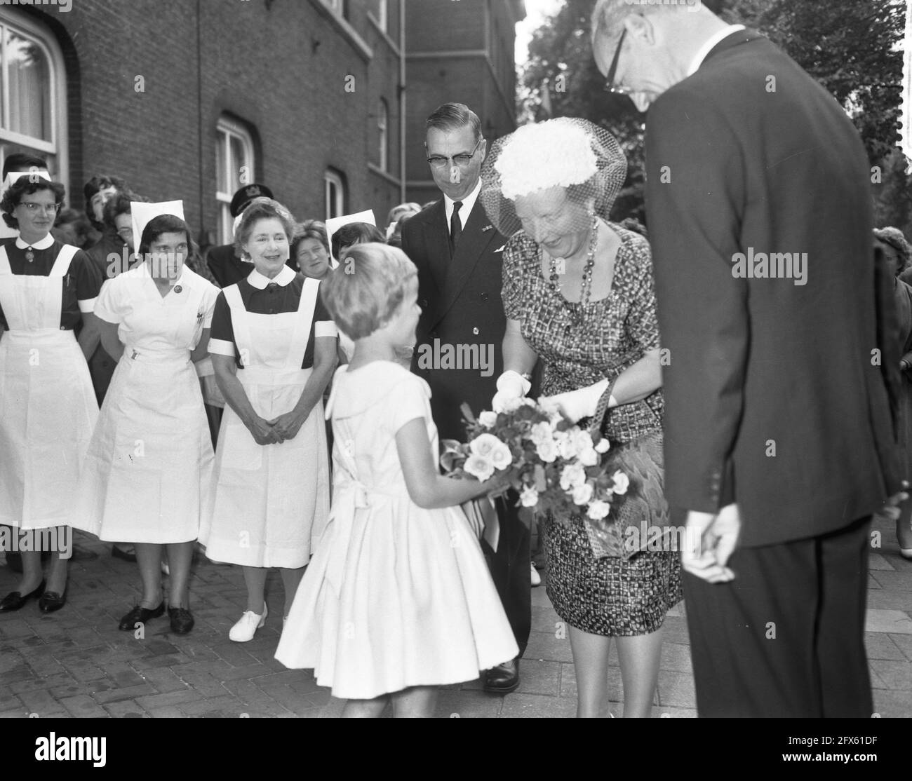 H. M. the Queen visits the Ant. van Leeuwenhoek House Girl offers queen tulips, June 20, 1961, TULPS, queens, girls, The Netherlands, 20th century press agency photo, news to remember, documentary, historic photography 1945-1990, visual stories, human history of the Twentieth Century, capturing moments in time Stock Photo