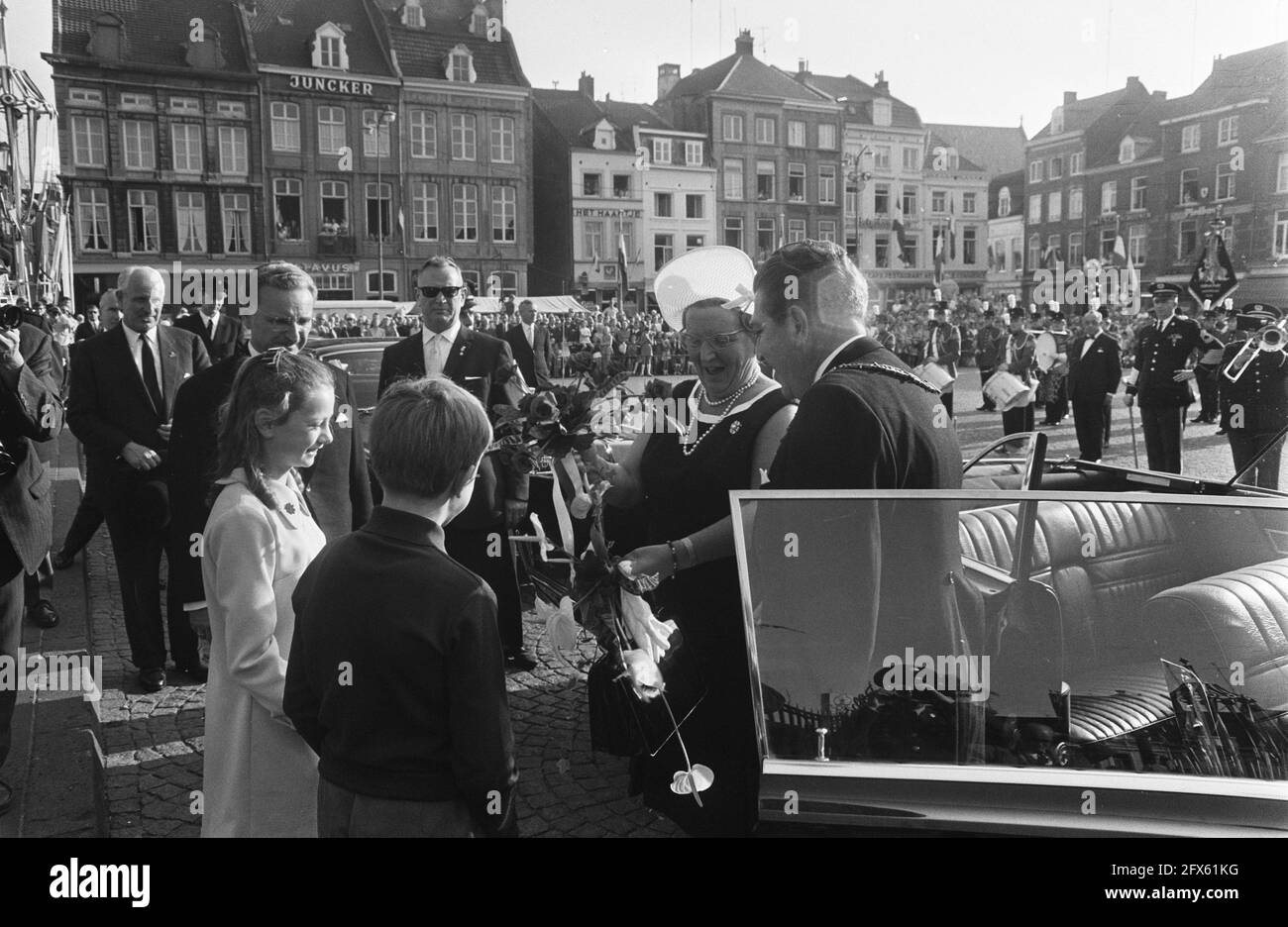 H. M. Royal Juliana visits Z. Limburg on the occasion of the 25th  anniversary of the liberation: H. M. visits Maastricht; receives flowers in  town hall, September 13, 1969, FLOWERS, commemorations, receptions,