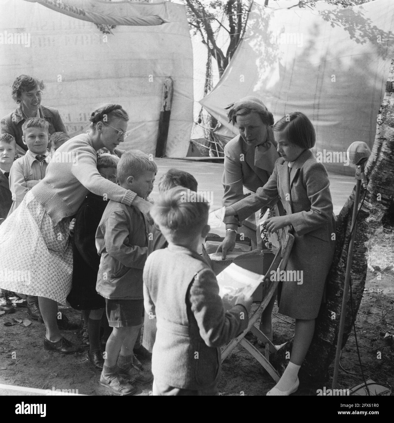 H.M. the Queen with Princess Margriet visit playground Oud Naarden with recording television, June 14, 1954, The Netherlands, 20th century press agency photo, news to remember, documentary, historic photography 1945-1990, visual stories, human history of the Twentieth Century, capturing moments in time Stock Photo