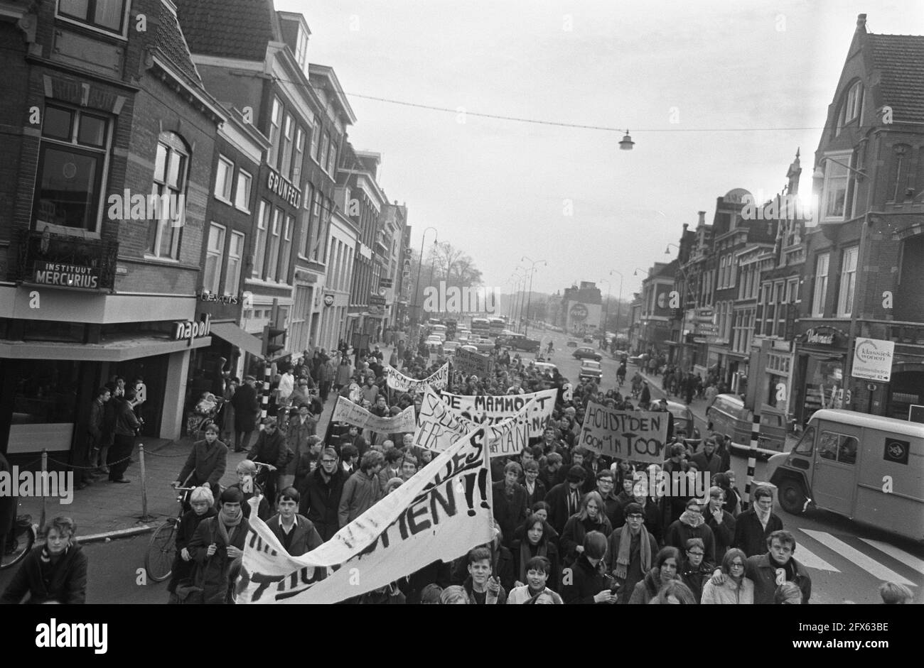 Haarlem high school students hold demonstration against 225 million defense budget increase demonstrators with banners, November 27, 1968, SCHOLIERES, SPANDOEKEN, demonstrators, demonstrations, The Netherlands, 20th century press agency photo, news to remember, documentary, historic photography 1945-1990, visual stories, human history of the Twentieth Century, capturing moments in time Stock Photo