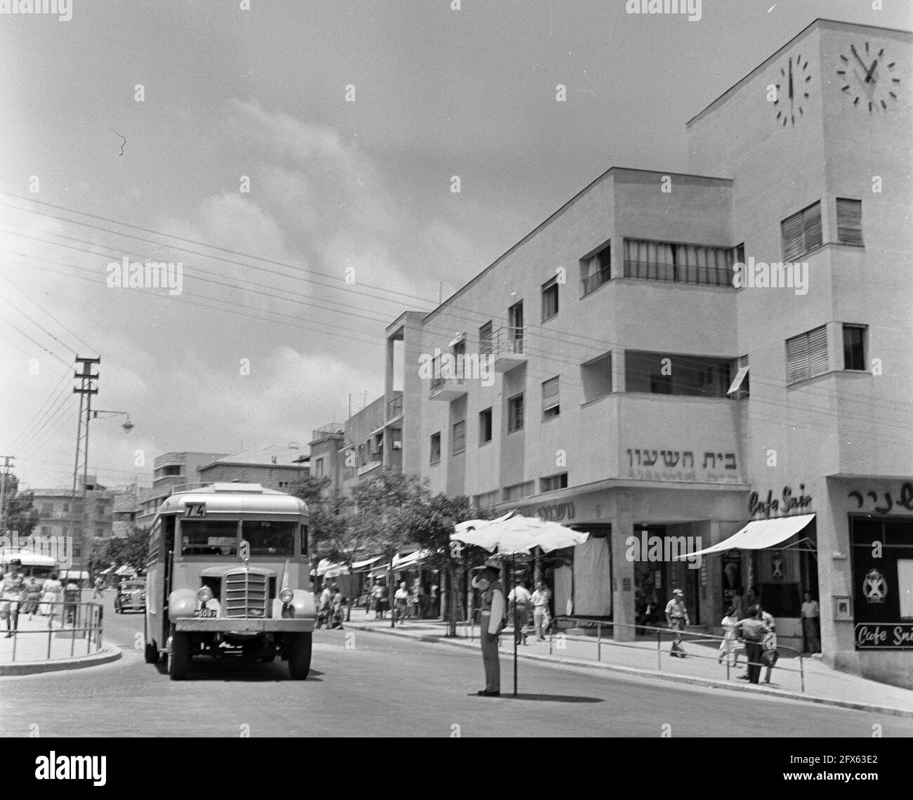 Haifa. Traffic cop under a parasol at a downtown intersection. January 1, 1948, The Netherlands, 20th century press agency photo, news to remember, documentary, historic photography 1945-1990, visual stories, human history of the Twentieth Century, capturing moments in time Stock Photo