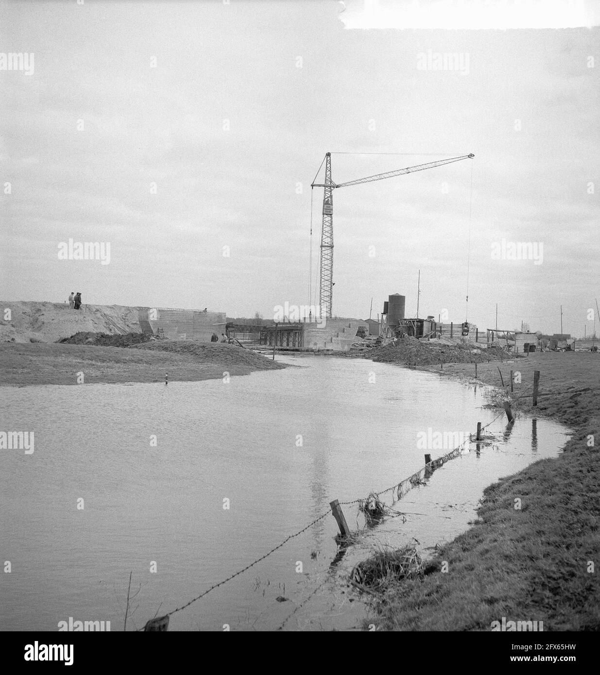 Construction of freeway E35 [A12] beyond Arnhem, work on the bridge over the [IJssel], 8 February 1961, freeways, bridges, rivers, traffic, road construction, The Netherlands, 20th century press agency photo, news to remember, documentary, historic photography 1945-1990, visual stories, human history of the Twentieth Century, capturing moments in time Stock Photo