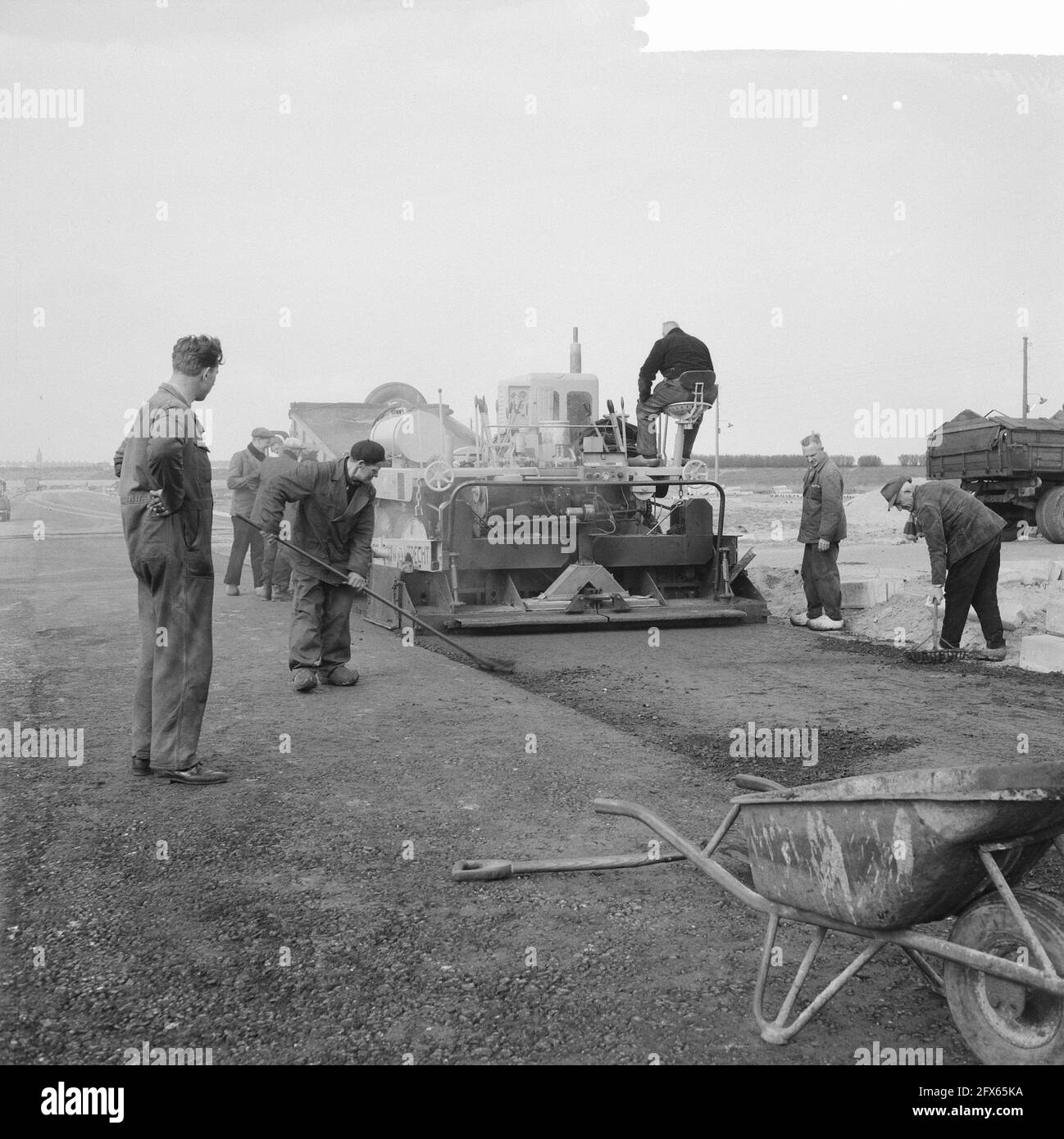 Construction of Europaboulevard in the garden city Buitenveldert. Asphalt machine at work, April 10, 1961, machinery, The Netherlands, 20th century press agency photo, news to remember, documentary, historic photography 1945-1990, visual stories, human history of the Twentieth Century, capturing moments in time Stock Photo