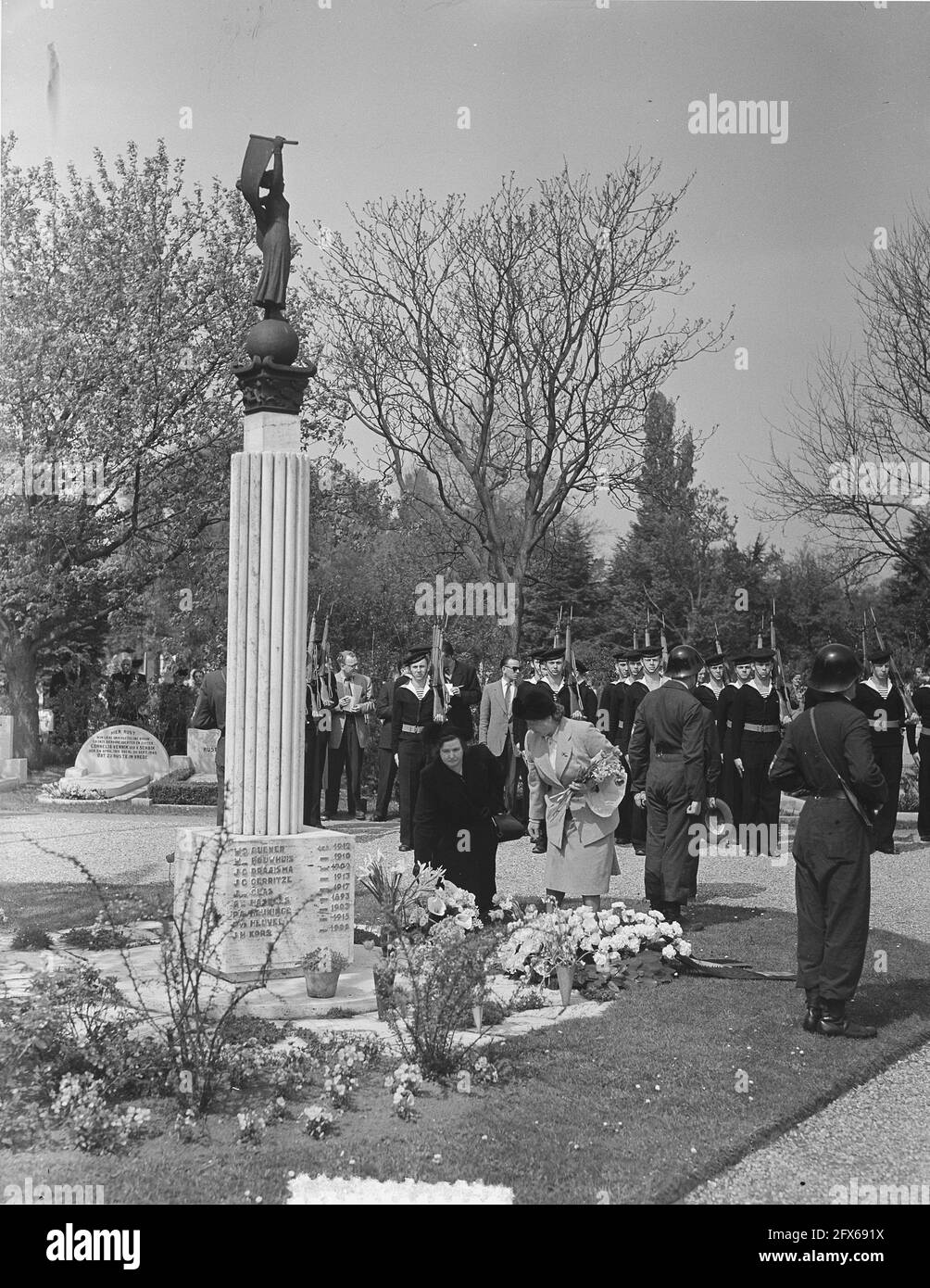 Commemoration New Monarch Cemetery Fallen Second World War wreath by ladies, 3 May 1952, MEMORIALS, fallen, The Netherlands, 20th century press agency photo, news to remember, documentary, historic photography 1945-1990, visual stories, human history of the Twentieth Century, capturing moments in time Stock Photo