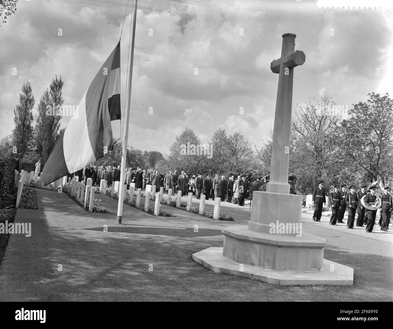 Commemoration of the fallen from the Second World War at the New Ooster Cemetery, mayor Van Hall lays a wreath, preceded by the Amsterdamse, 4 May 1959, The Netherlands, 20th century press agency photo, news to remember, documentary, historic photography 1945-1990, visual stories, human history of the Twentieth Century, capturing moments in time Stock Photo