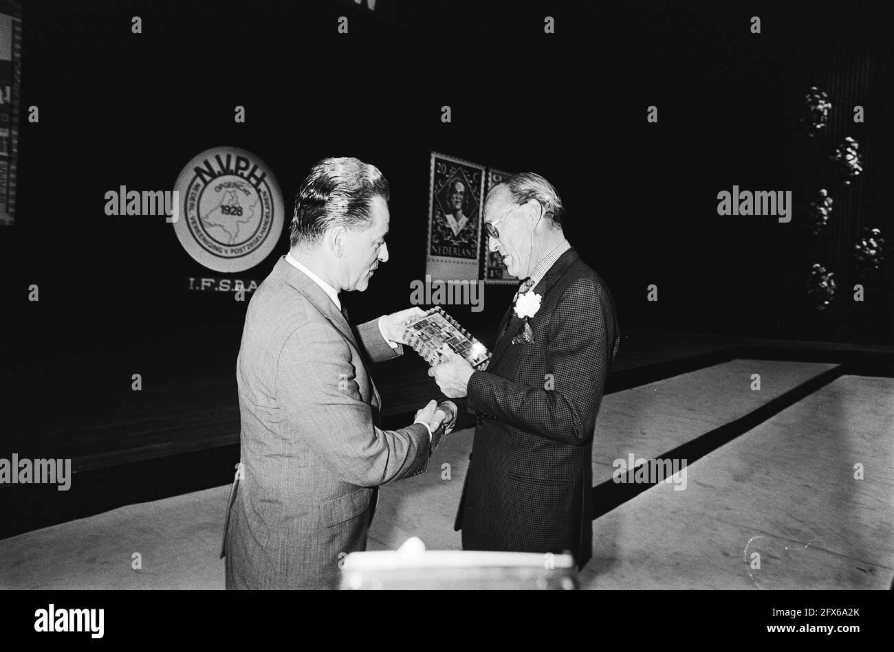 Prince Bernhard opens stamp exhibition, Prince Bernhard receives royal stamp from Mr. van Ommeren head director PTT, May 1, 1980, POSTAGE STAMPS, The Netherlands, 20th century press agency photo, news to remember, documentary, historic photography 1945-1990, visual stories, human history of the Twentieth Century, capturing moments in time Stock Photo