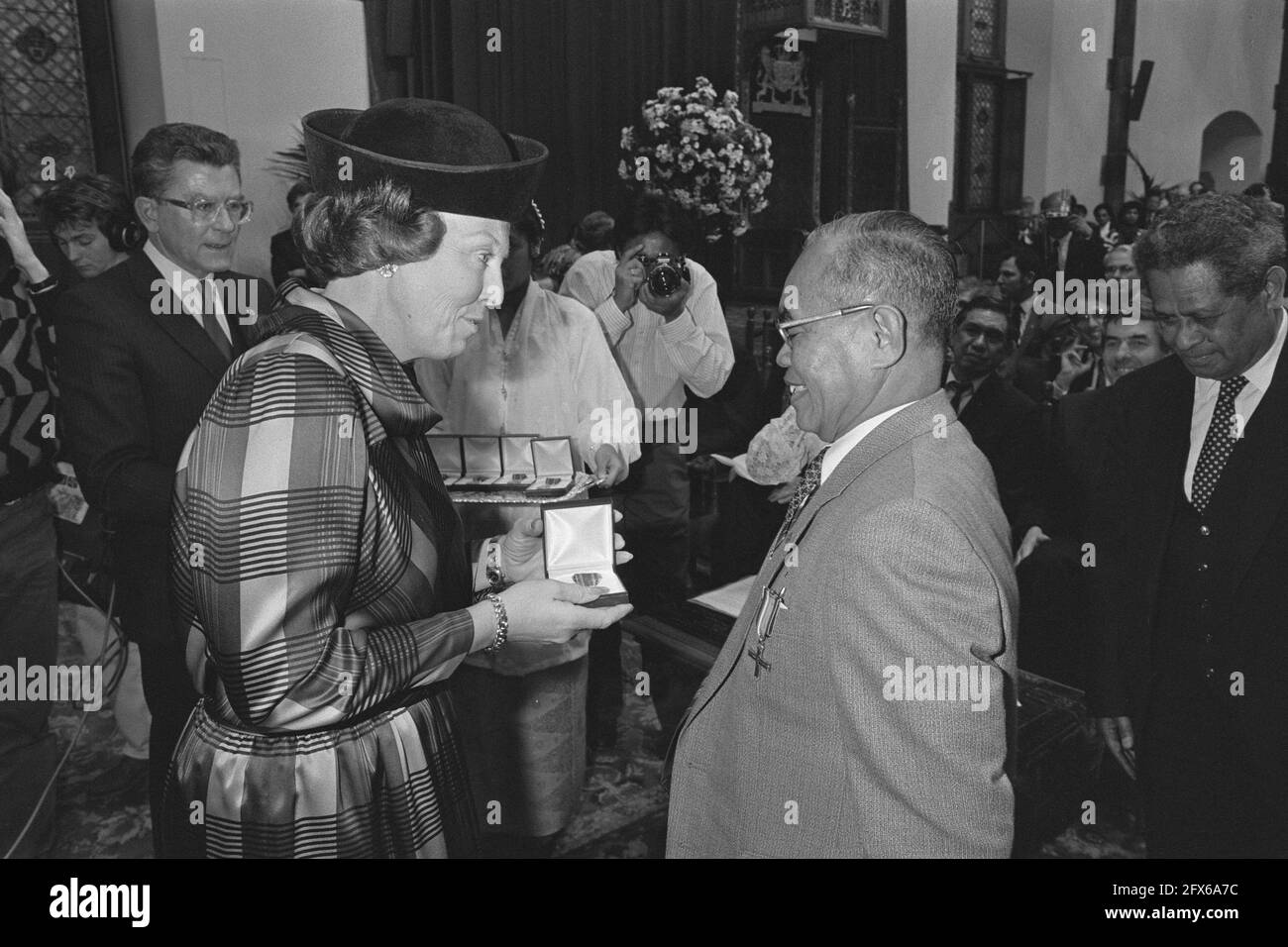 Commemorative meeting on the occasion of 35-year presence of the Moluccans in the Netherlands; Queen Beatrix presents commemorative medals, November 25, 1986, meetings, commemorations, presentations, medals, The Netherlands, 20th century press agency photo, news to remember, documentary, historic photography 1945-1990, visual stories, human history of the Twentieth Century, capturing moments in time Stock Photo