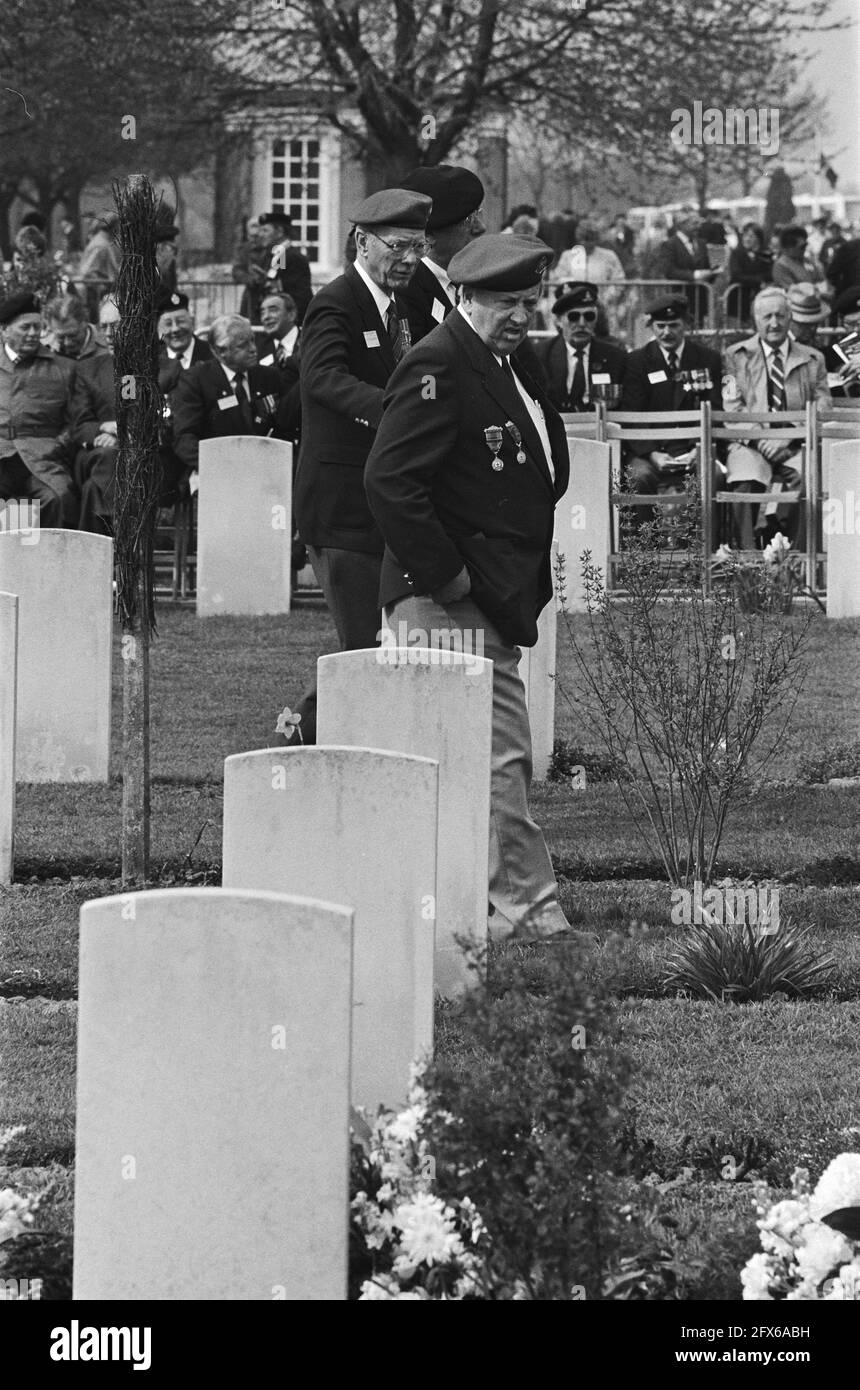 Memorial service at the Canadian War Cemetery in Groesbeek in honor of Princess Margriet, veterans photographing the graves, 7 May 1985, veterans, The Netherlands, 20th century press agency photo, news to remember, documentary, historic photography 1945-1990, visual stories, human history of the Twentieth Century, capturing moments in time Stock Photo