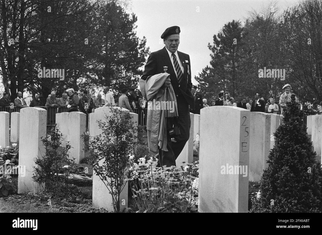 Memorial service at the Canadian War Cemetery in Groesbeek in honor of Princess Margriet, veterans photographing the graves, May 7, 1985, war cemeteries, veterans, The Netherlands, 20th century press agency photo, news to remember, documentary, historic photography 1945-1990, visual stories, human history of the Twentieth Century, capturing moments in time Stock Photo
