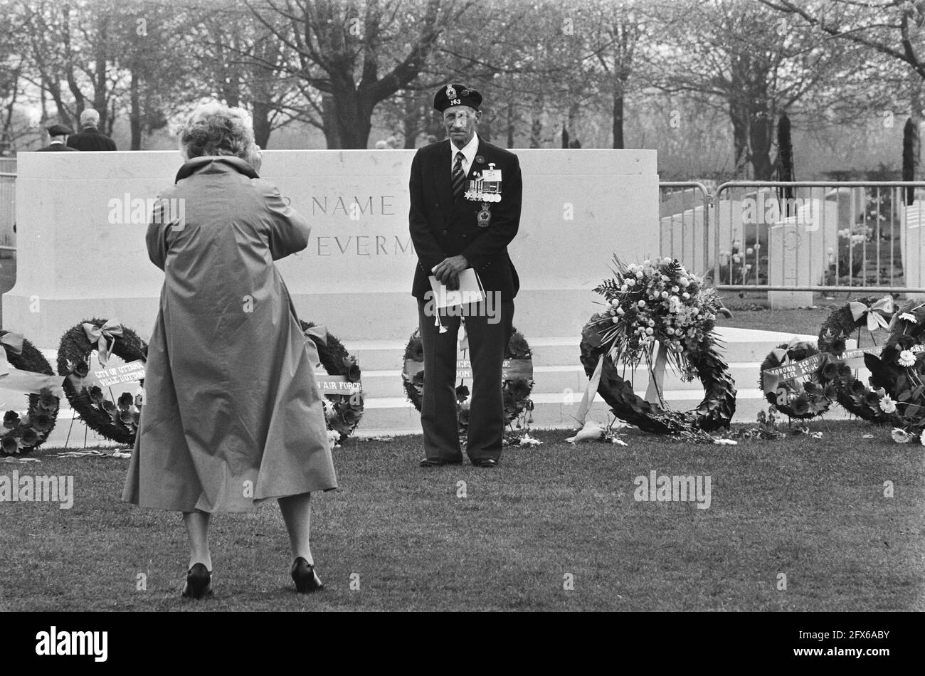 Memorial service at Canadian War Cemetery in Groesbeek in honor of Princess Margriet, veterans photographing the graves, 7 May 1985, honorary cemeteries, veterans, The Netherlands, 20th century press agency photo, news to remember, documentary, historic photography 1945-1990, visual stories, human history of the Twentieth Century, capturing moments in time Stock Photo