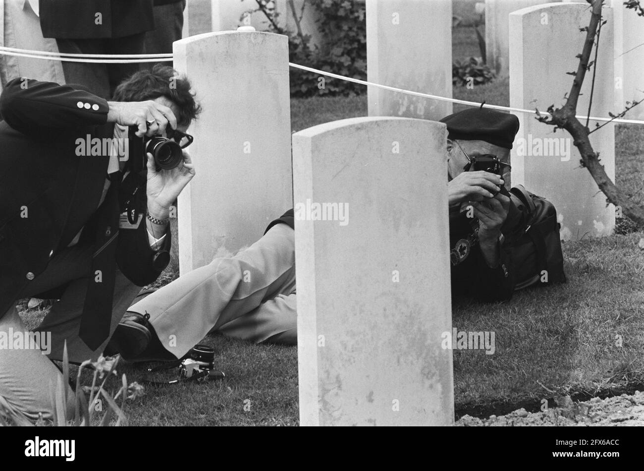 Memorial service at Canadian War Cemetery in Groesbeek in honor of Princess Margriet, veterans photographing the graves, May 7, 1985, honorary cemeteries, veterans, The Netherlands, 20th century press agency photo, news to remember, documentary, historic photography 1945-1990, visual stories, human history of the Twentieth Century, capturing moments in time Stock Photo