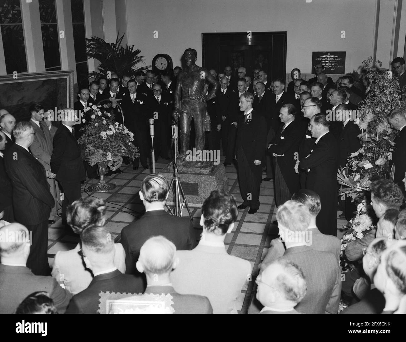 The Golden Jubilee of the State Mines in Limburg. A statue representing a miner was offered by the mine personnel. The unveiling of the statue made by the sculptor Melis. On the right, Dr. Ch. Th. Groothoff (President), May 8, 1952, SCHEDULE, STAATSMIJNEN, offers, jubilee, The Netherlands, 20th century press agency photo, news to remember, documentary, historic photography 1945-1990, visual stories, human history of the Twentieth Century, capturing moments in time Stock Photo