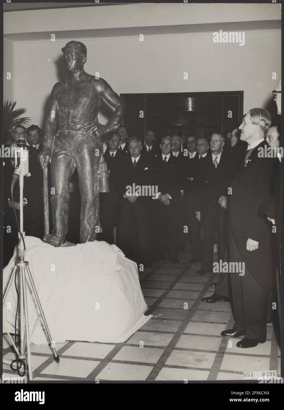 The Golden Jubilee of the State Mines in Limburg. A statue, representing a miner, was offered by the mining personnel. The unveiling of the statue made by the sculptor Melis. On the right, Dr. Ch. Th. Groothoff (President), May 8, 1952, gifts, anniversaries, mines, statues, The Netherlands, 20th century press agency photo, news to remember, documentary, historic photography 1945-1990, visual stories, human history of the Twentieth Century, capturing moments in time Stock Photo
