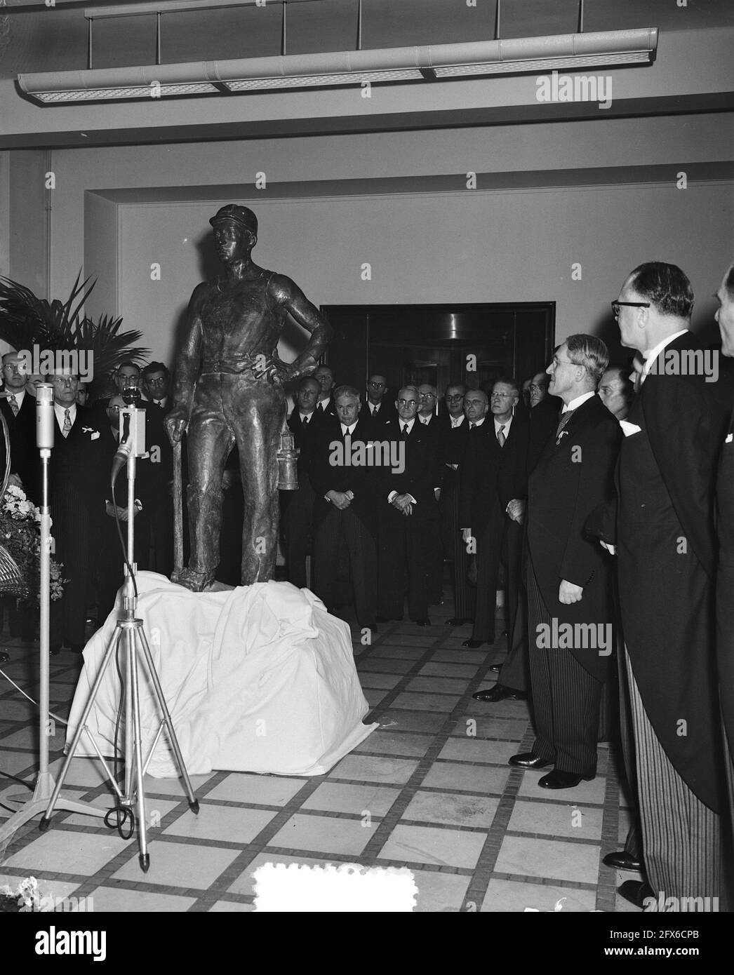 The Golden Jubilee of the State Mines in Limburg. A statue of a miner was presented by the mine personnel. The unveiling of the statue made by the sculptor Melis. On the right, Dr. Ch. Th. Groothoff (President), May 8, 1952, STAATSMIJNEN (State mines), offers, anniversary, The Netherlands, 20th century press agency photo, news to remember, documentary, historic photography 1945-1990, visual stories, human history of the Twentieth Century, capturing moments in time Stock Photo