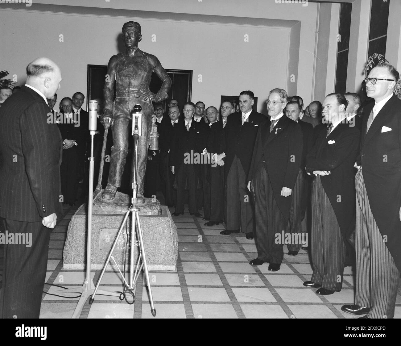 The Golden Jubilee of the State Mines in Limburg. A statue, representing a miner, was offered by the mining personnel. The unveiling of the statue made by the sculptor Melis. On the right, Dr. Ch. Th. Groothoff (President), May 8, 1952, STAATSMIJNEN (State mines), offers, anniversary, The Netherlands, 20th century press agency photo, news to remember, documentary, historic photography 1945-1990, visual stories, human history of the Twentieth Century, capturing moments in time Stock Photo