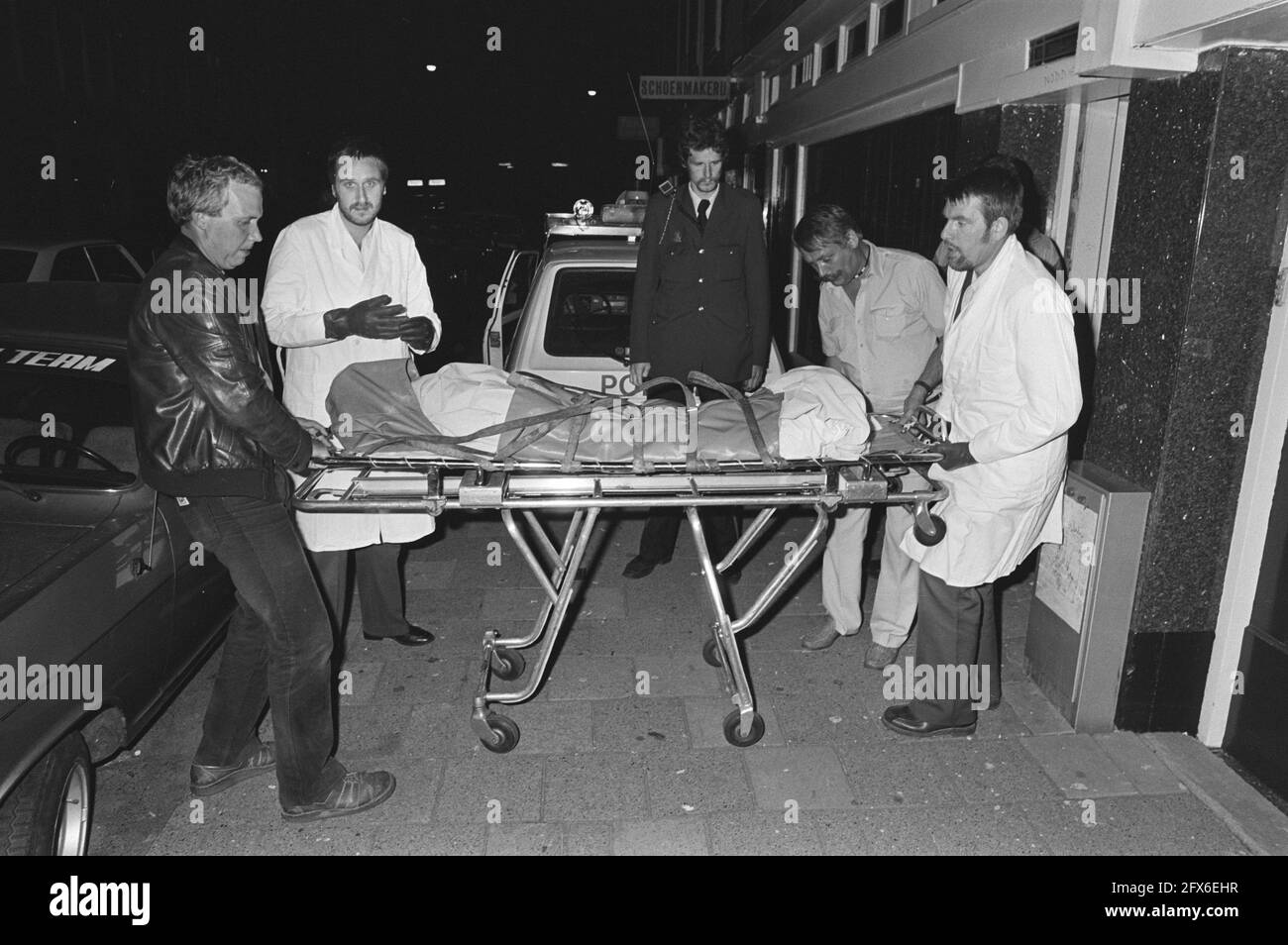 The remains of the approximately 30-year-old man murdered in Amsterdam's Lootstraat is carried away by ambulance personnel, August 31, 1981, ambulances, emergency services, corpses, murders, The Netherlands, 20th century press agency photo, news to remember, documentary, historic photography 1945-1990, visual stories, human history of the Twentieth Century, capturing moments in time Stock Photo