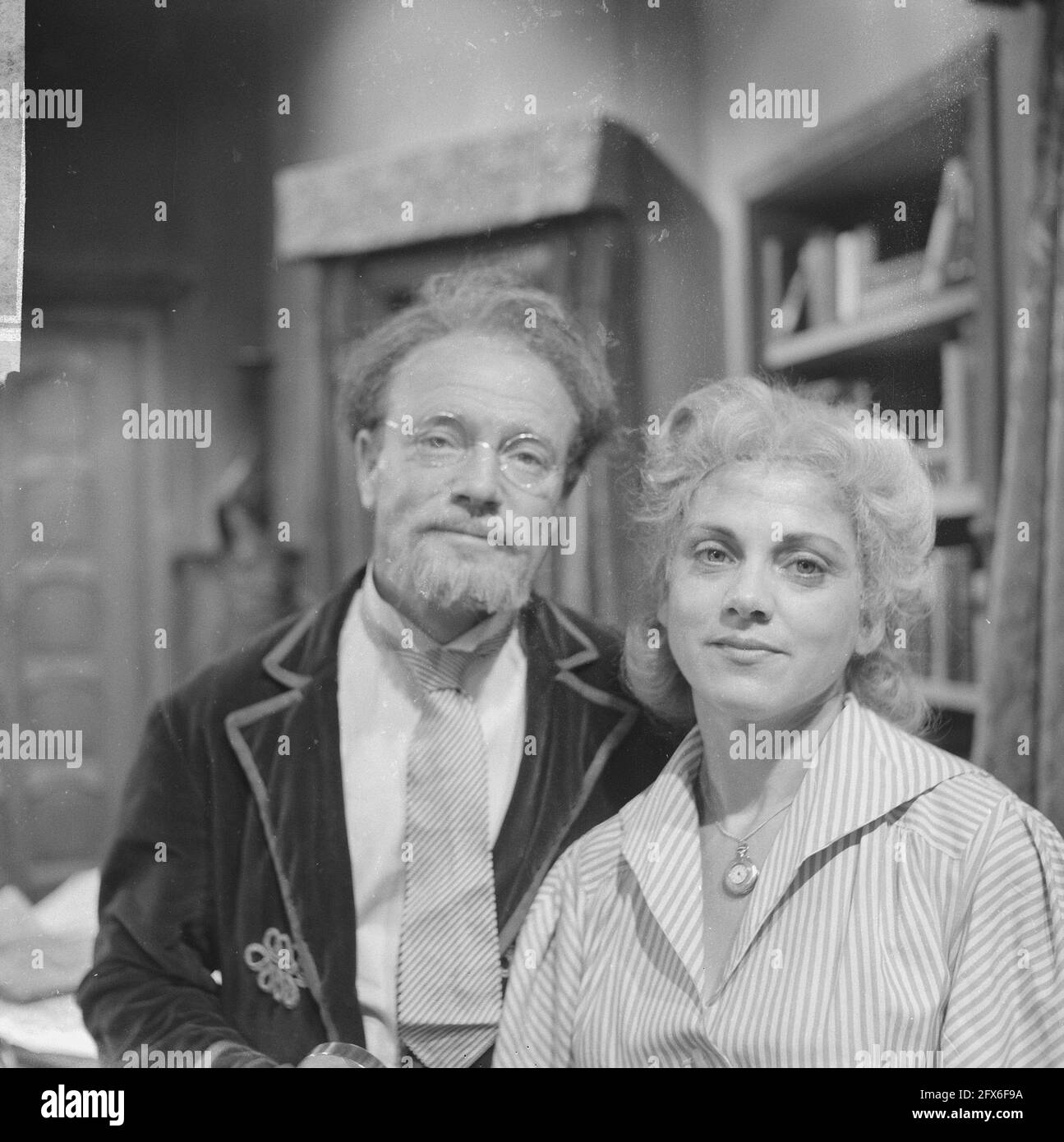 He sits at the melting pot', a TV play by VPRO, Max Croiset as Professor Mensch and Emmy Lopes Dias as Miss Schmidt, October 17, 1962, actors, television dramas, The Netherlands, 20th century press agency photo, news to remember, documentary, historic photography 1945-1990, visual stories, human history of the Twentieth Century, capturing moments in time Stock Photo