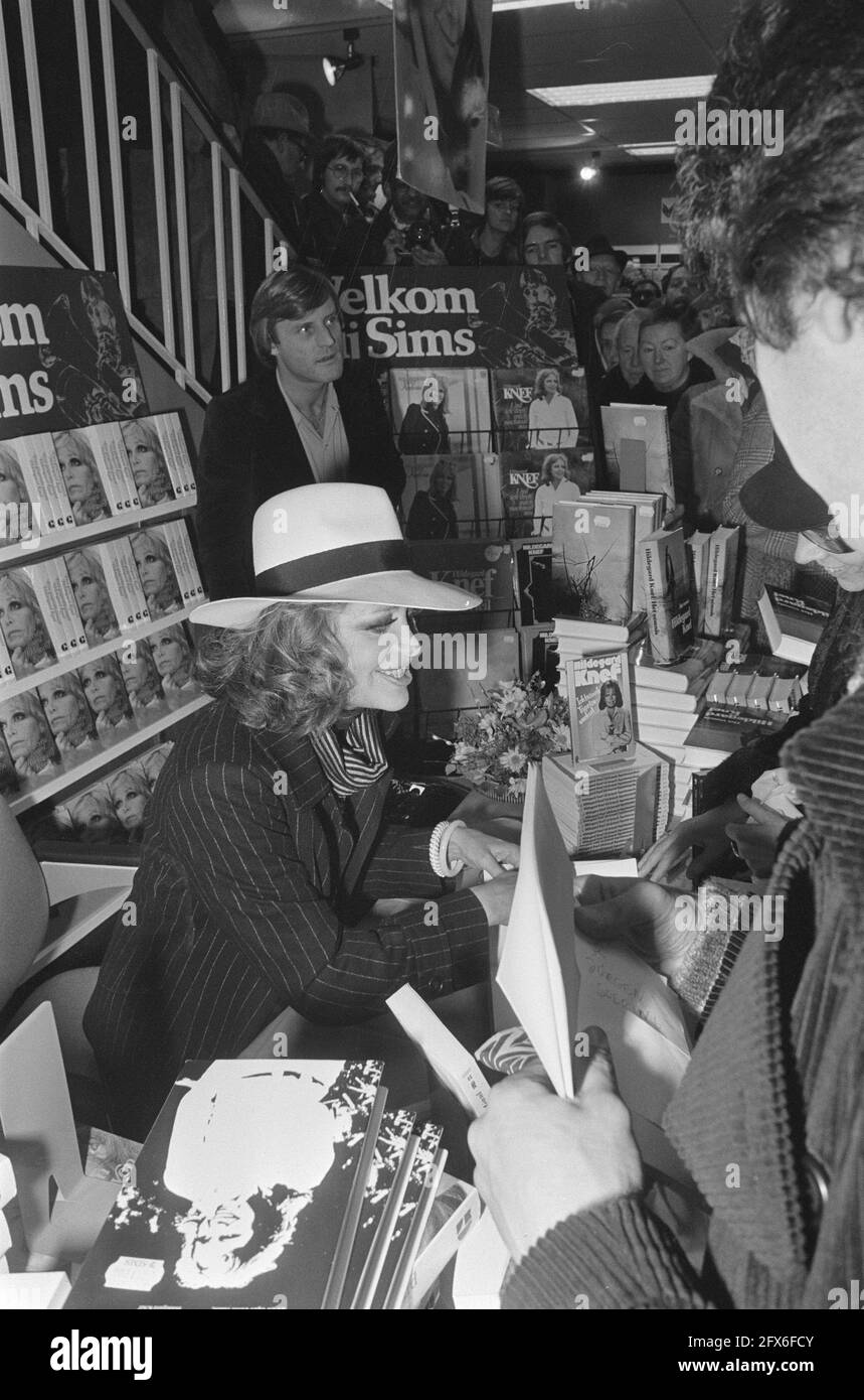 Hildegard Knef signing books in Amsterdam, December 12, 1975, The Netherlands, 20th century press agency photo, news to remember, documentary, historic photography 1945-1990, visual stories, human history of the Twentieth Century, capturing moments in time Stock Photo