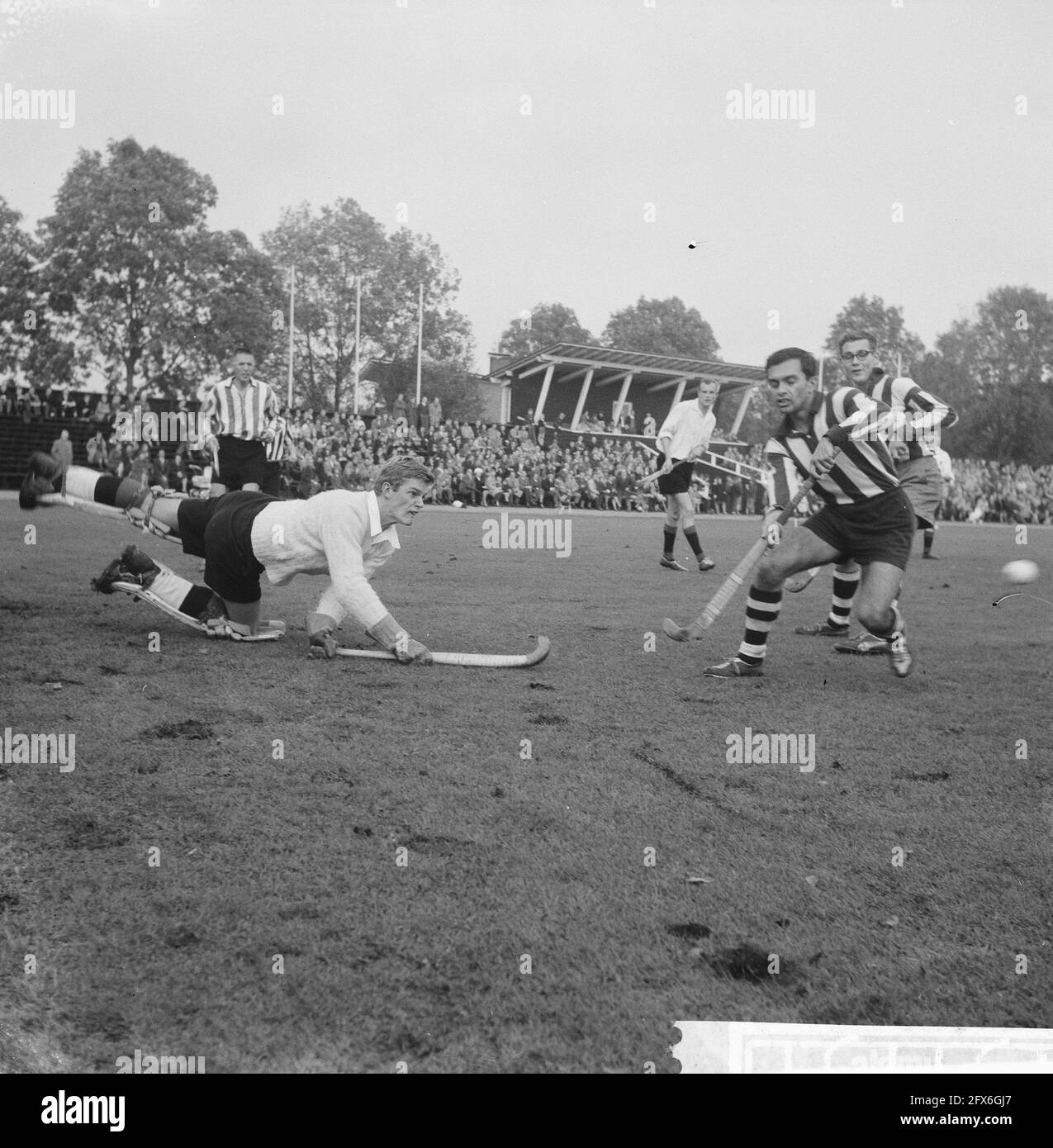 Hockey Amsterdam against HDM in Amstelveen. Goalkeeper Boks fends off attack, October 29, 1961, attacks, field hockey, The Netherlands, 20th century press agency photo, news to remember, documentary, historic photography 1945-1990, visual stories, human history of the Twentieth Century, capturing moments in time Stock Photo