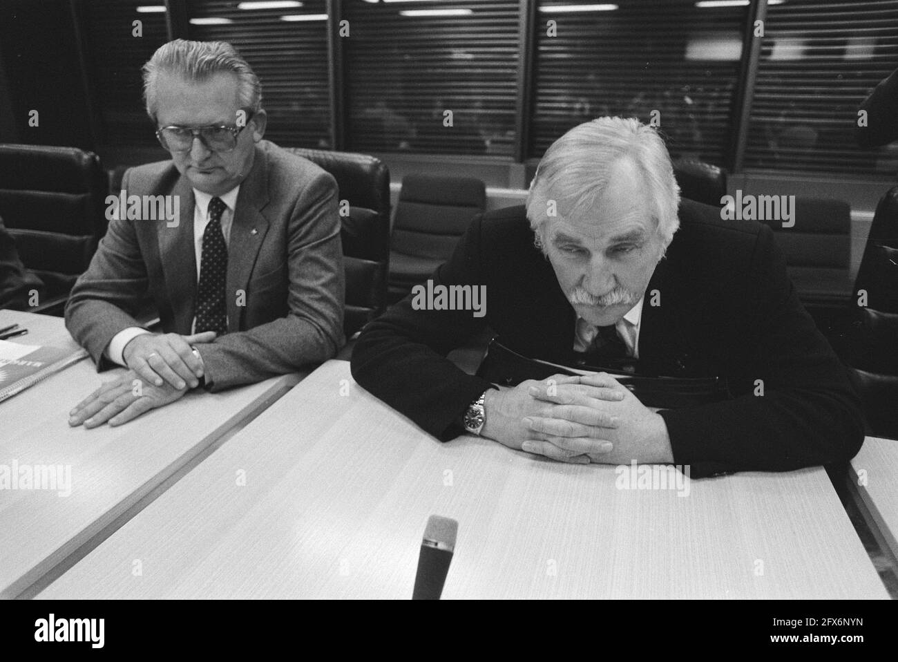 AbvaKabo president Jaap van der Scheur and president Christelijke Federatie voor Overheidspersoneel (CFO) T. de Jong (l), November 17, 1983, civil servants, meetings, wage and price policy, unions, presidents, The Netherlands, 20th century press agency photo, news to remember, documentary, historic photography 1945-1990, visual stories, human history of the Twentieth Century, capturing moments in time Stock Photo