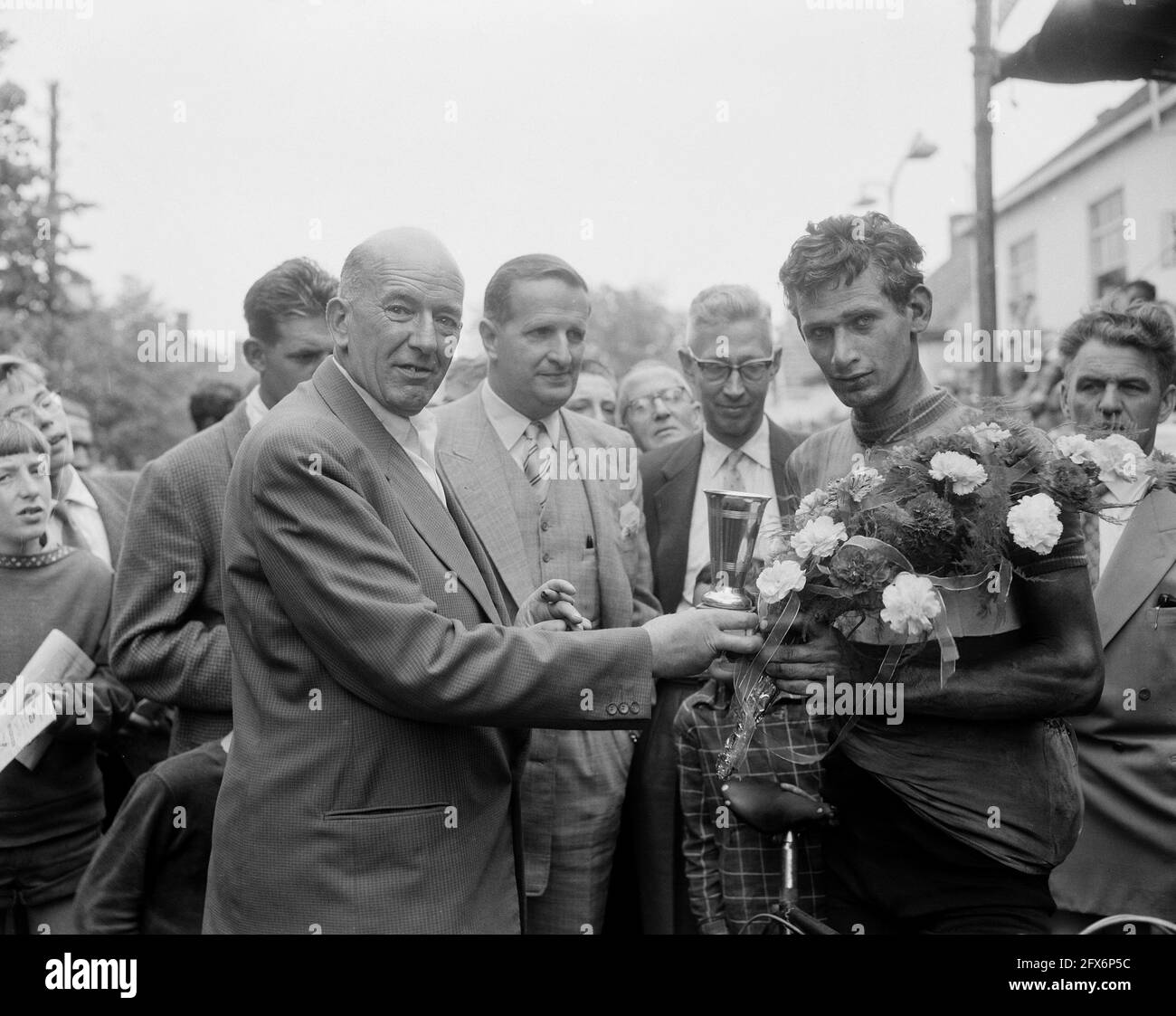 Acht van Chaam, international cycling races. Winner of the amateurs Piet Steenvoorden, August 7, 1957, AMATEURS, WHEELING RACKS, Winners, The Netherlands, 20th century press agency photo, news to remember, documentary, historic photography 1945-1990, visual stories, human history of the Twentieth Century, capturing moments in time Stock Photo