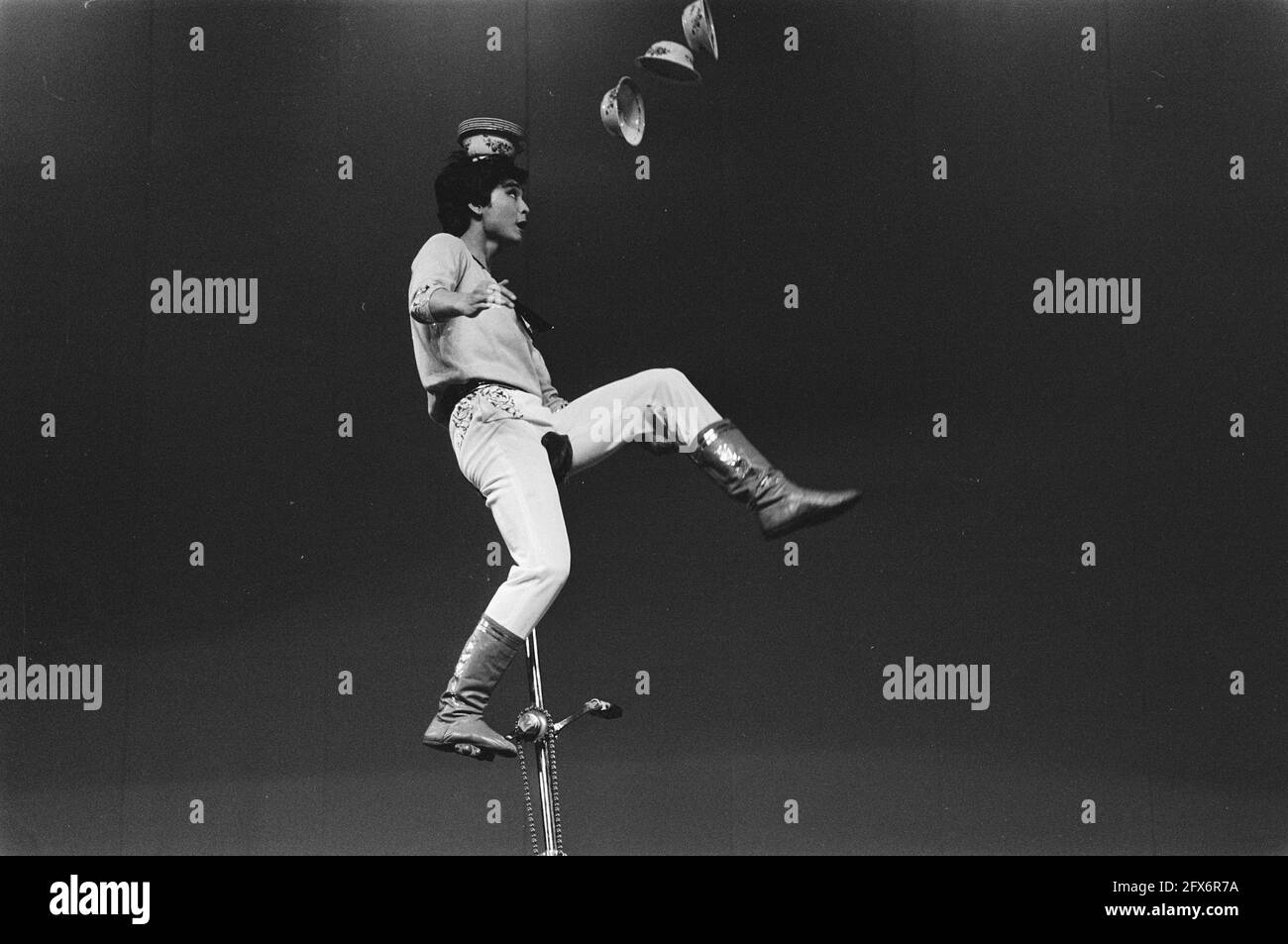 Circus from Peking back in Amsterdam for the first time since 1967; Chinese acrobat in action on unicycle, 20 August 1984, circuses, bicycles, The Netherlands, 20th century press agency photo, news to remember, documentary, historic photography 1945-1990, visual stories, human history of the Twentieth Century, capturing moments in time Stock Photo