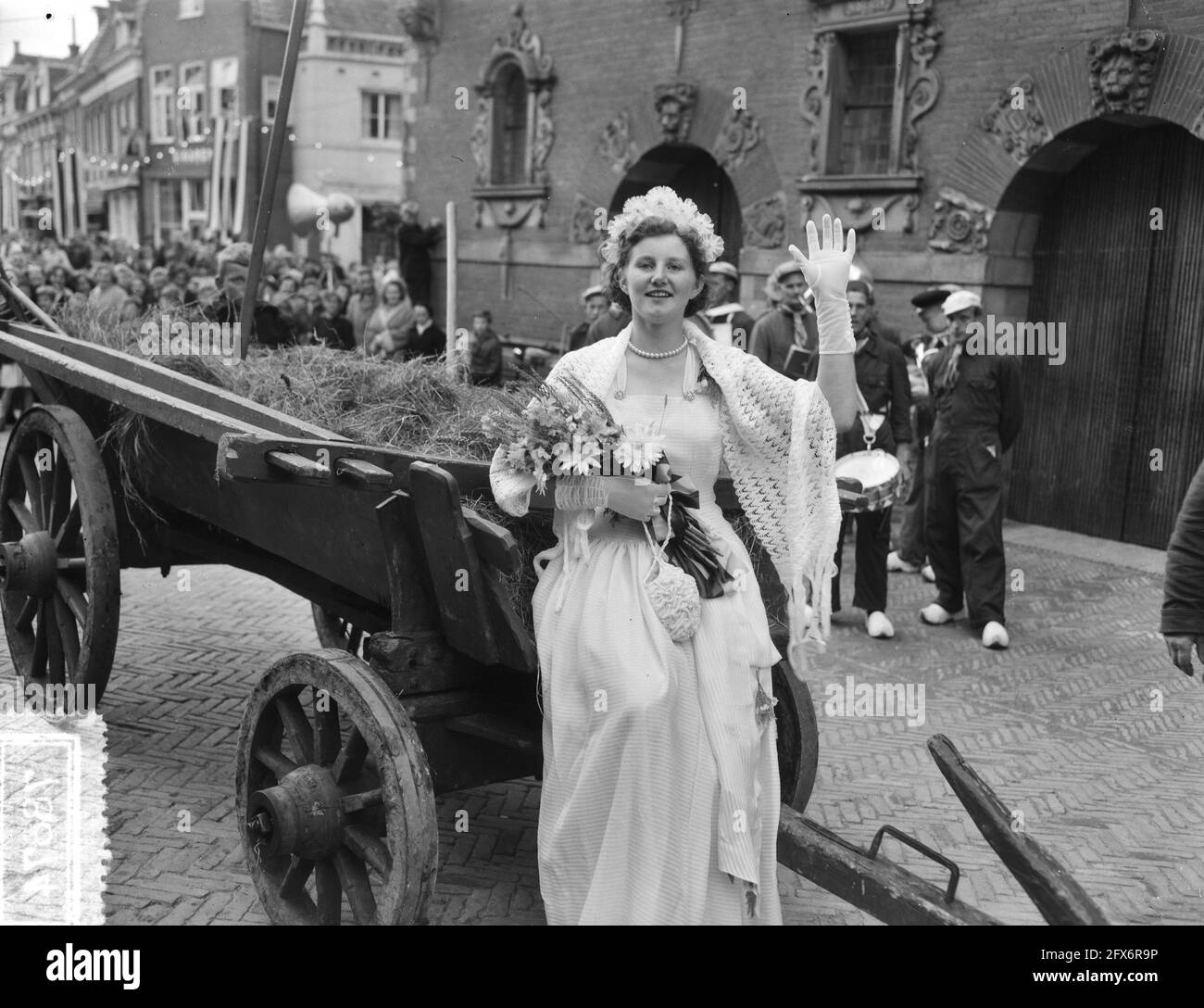 Hay queen hi-res stock photography and images - Alamy, image size:1300x1088