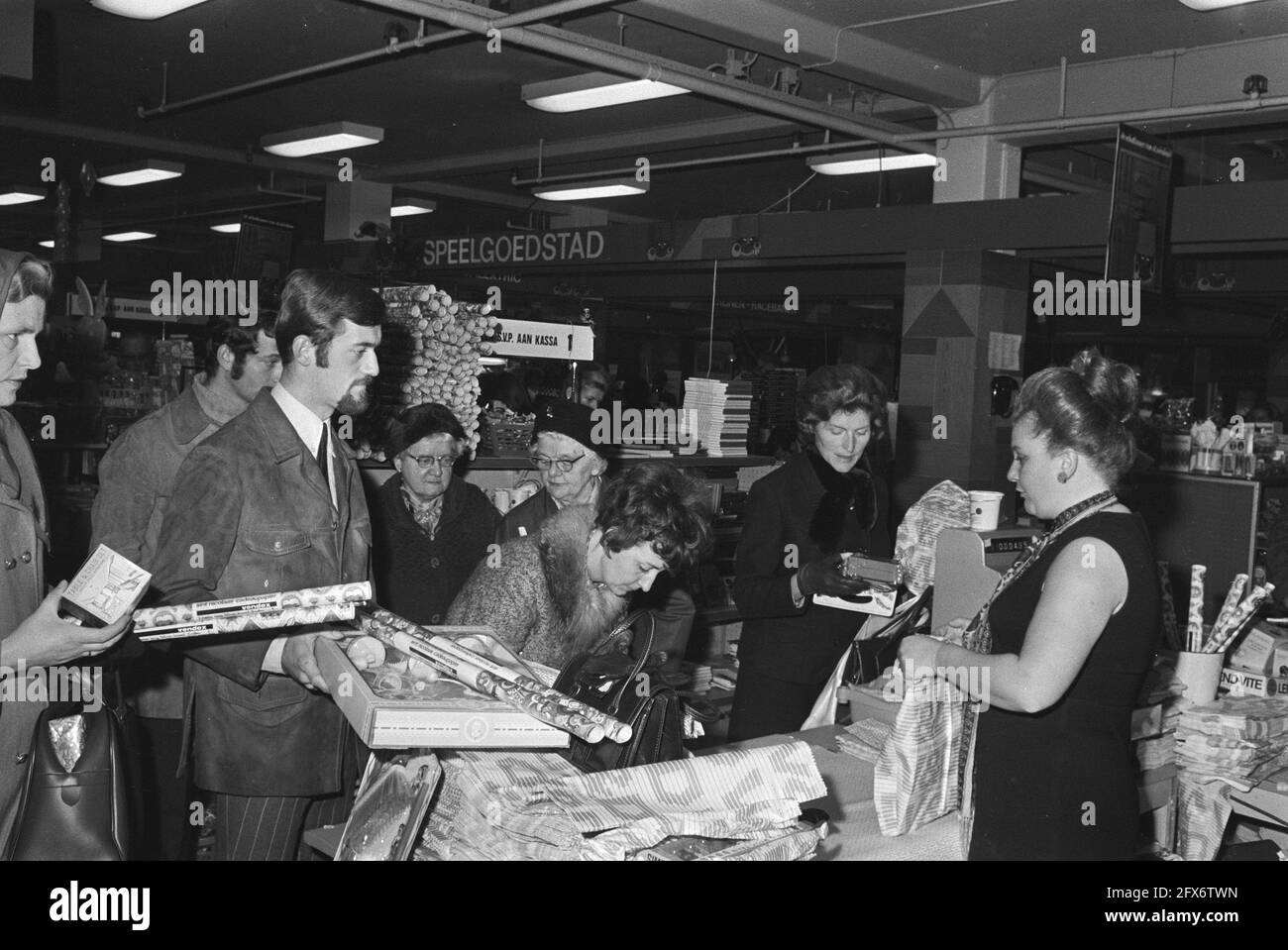 Housewives do Sinterklaas shopping, Amsterdam; crowds at cash register, December 2, 1970, HOUSEWOMEN, KASSAS, The Netherlands, 20th century press agency photo, news to remember, documentary, historic photography 1945-1990, visual stories, human history of the Twentieth Century, capturing moments in time Stock Photo