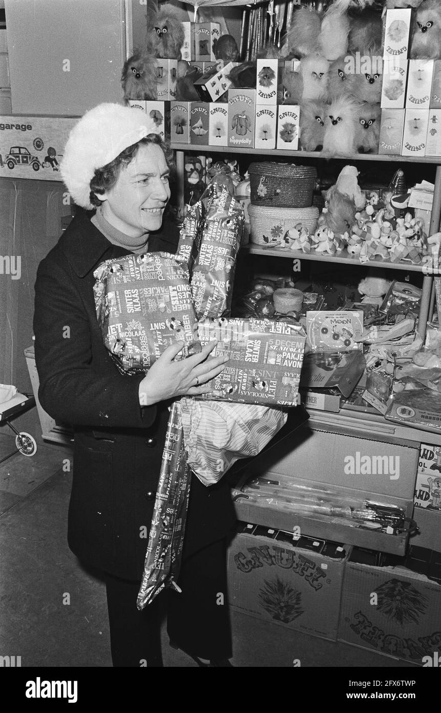 Housewives doing Sinterklaas shopping, Amsterdam; lady with packages, December 2, 1970, HOUSEWOMEN, The Netherlands, 20th century press agency photo, news to remember, documentary, historic photography 1945-1990, visual stories, human history of the Twentieth Century, capturing moments in time Stock Photo