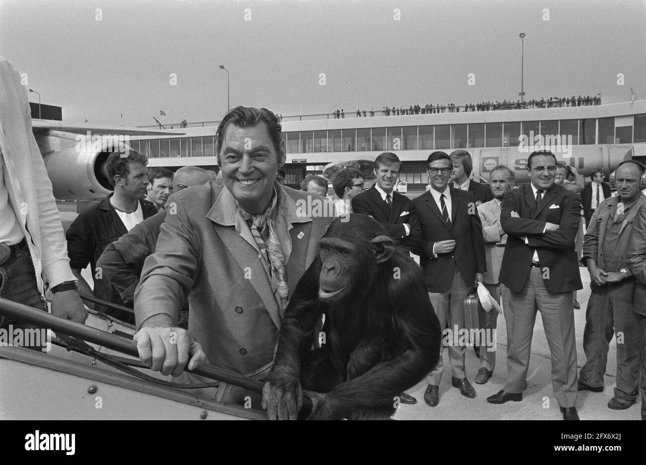 Actors Raymond Burr and ex-Tarzan Johnny Weismuller (USA) arrive at Schiphol Airport; Weismuller with monkey, June 24, 1970, ACTORS, actors, The Netherlands, 20th century press agency photo, news to remember, documentary, historic photography 1945-1990, visual stories, human history of the Twentieth Century, capturing moments in time Stock Photo