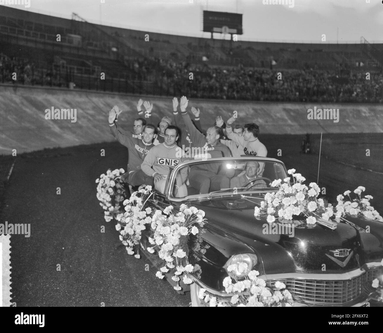 Honoring winners at the World Championships in the Olympic Stadium, from left to right Timoner, Romijn, Koch, Burs, Derksen, Nijdam, Maspes, De Lettre, August 15, 1960, Winners, honors, world championships, The Netherlands, 20th century press agency photo, news to remember, documentary, historic photography 1945-1990, visual stories, human history of the Twentieth Century, capturing moments in time Stock Photo