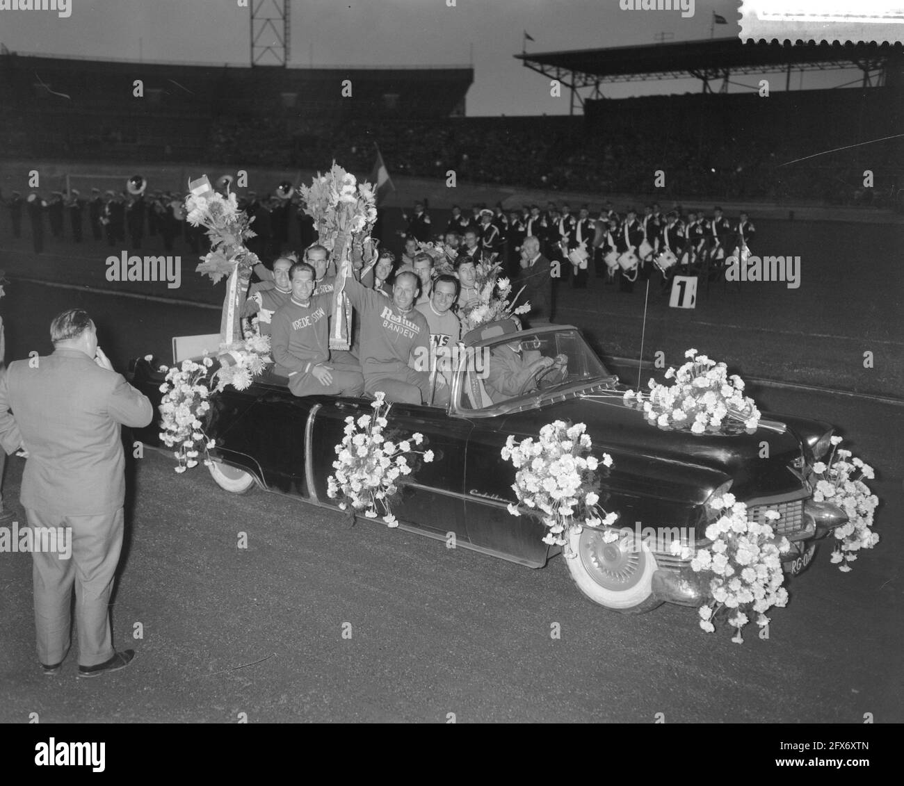 Honoring winners at the World Championships in the Olympic Stadium, from left to right Timoner, Romijn, Koch, Burs, Derksen, Nijdam, Maspes, De Lettre, August 15, 1960, Winners, honors, World Championships, The Netherlands, 20th century press agency photo, news to remember, documentary, historic photography 1945-1990, visual stories, human history of the Twentieth Century, capturing moments in time Stock Photo