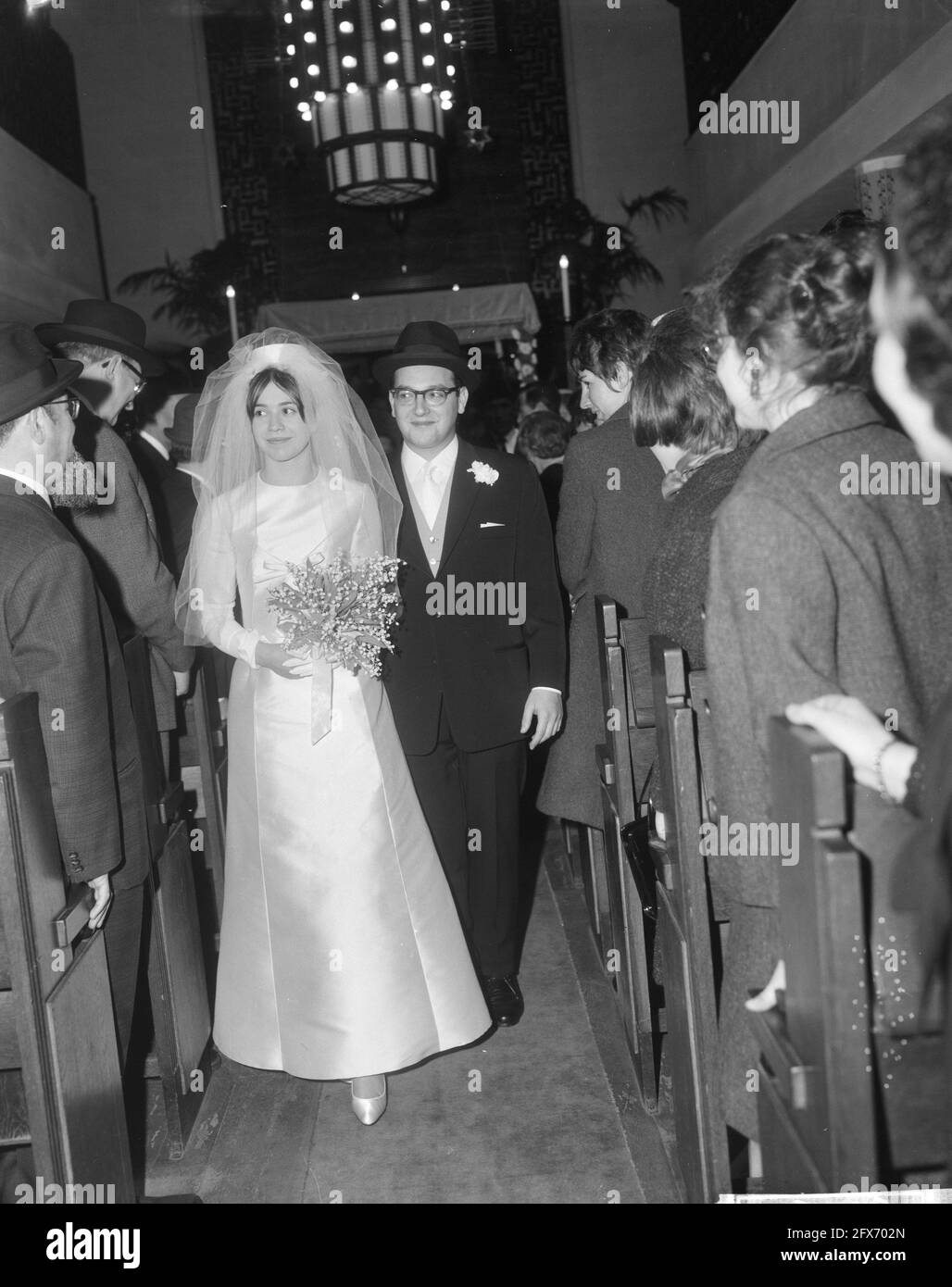 Marriage Paulinka Wiesenthal (daughter Simon Wiesenthal with Gerard Kreisberg in Utrecht Synagogue, December 19, 1965, daughters, marriages, synagogues, The Netherlands, 20th century press agency photo, news to remember, documentary, historic photography 1945-1990, visual stories, human history of the Twentieth Century, capturing moments in time Stock Photo