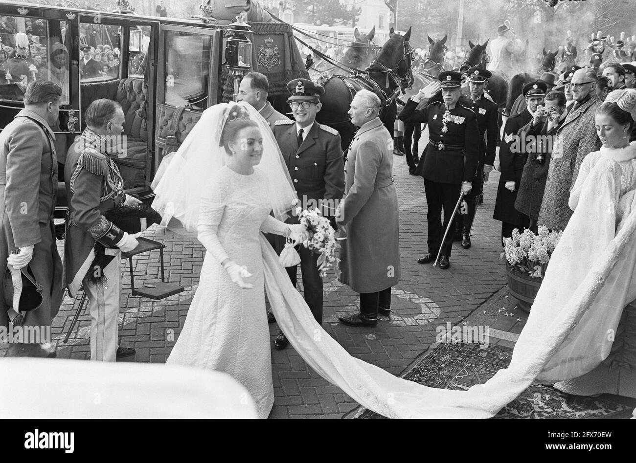 wedding-princess-margriet-and-mr-pieter-van-vollenhoven-bridal-couple-on-arrival-city-hall-the-hague-10-january-1967-arrivals-bridal-couples-weddings-princesses-city-halls-the-netherlands-20th-century-press-agency-photo-news-to-remember-documentary-historic-photography-1945-1990-visual-stories-human-history-of-the-twentieth-century-capturing-moments-in-time-2FX70EW.jpg