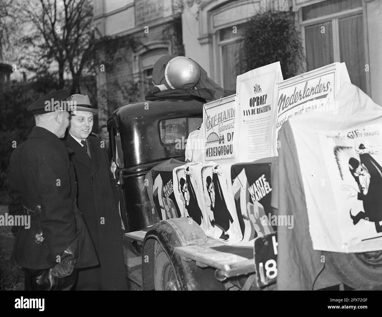 Action against black trade. Truck with posters, November 22, 1945, Actions, posters, crime, trade, advertising, vehicles, The Netherlands, 20th century press agency photo, news to remember, documentary, historic photography 1945-1990, visual stories, human history of the Twentieth Century, capturing moments in time Stock Photo