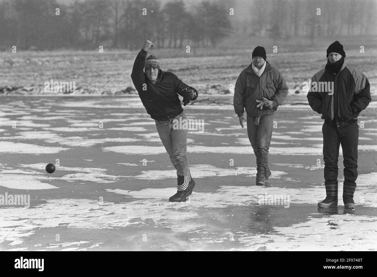 Ice ball throwing contests (winter Jeux de Boules ) in De Rijp (N-H), January 14, 1987, The Netherlands, 20th century press agency photo, news to remember, documentary, historic photography 1945-1990, visual stories, human history of the Twentieth Century, capturing moments in time Stock Photo