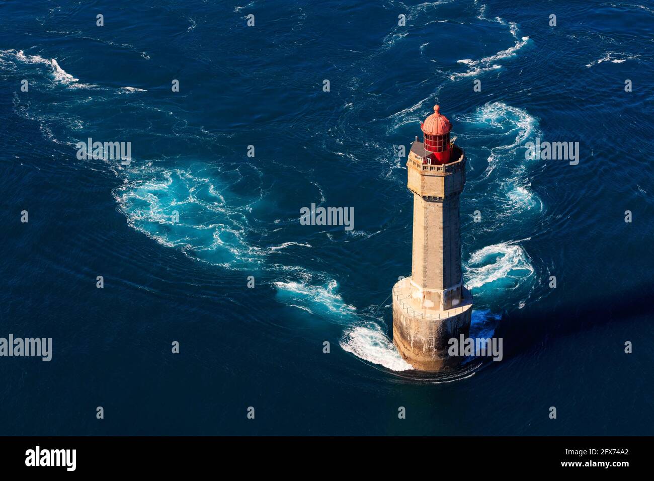 FRANCE. BRITTANY. FINISTERE (29) PHARE DE LA JUMENT LIGHTHOUSE BETWEEN MOLENE AND OUESSANT ISLANDS (AERIAL VIEW) Stock Photo
