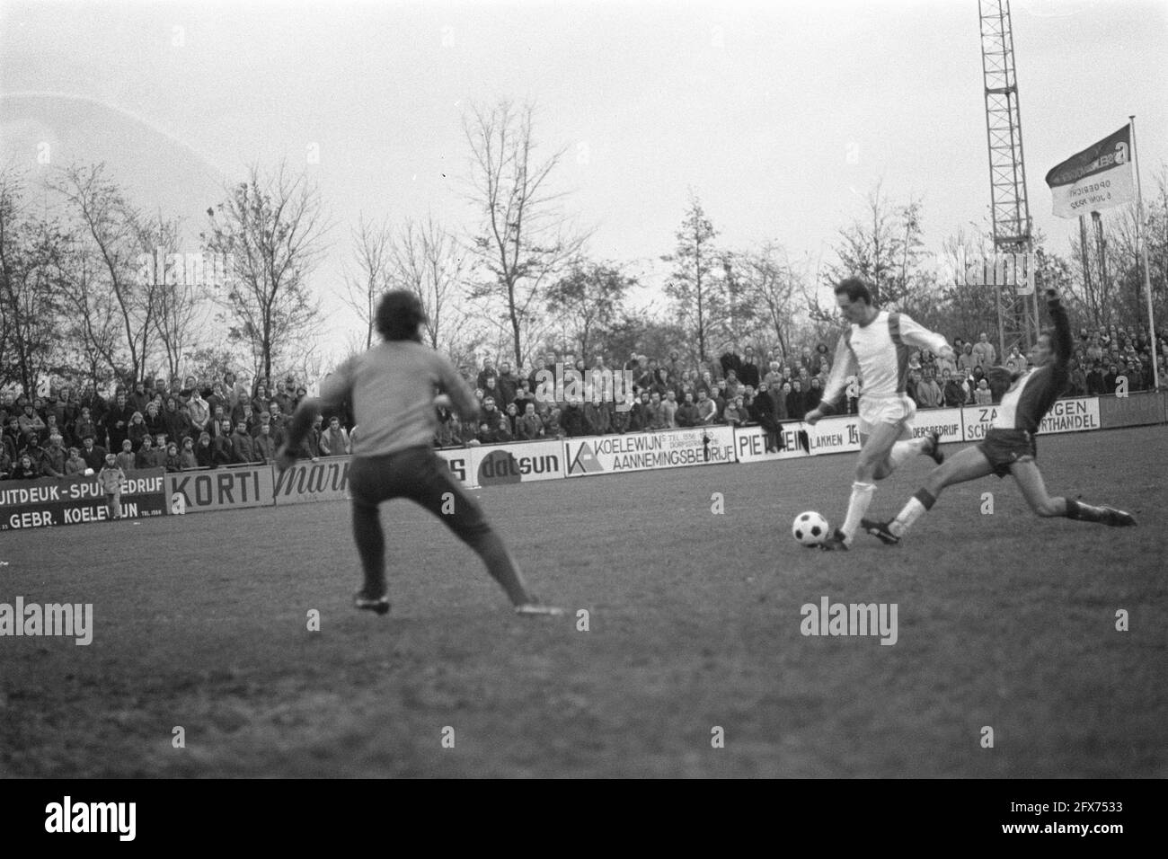 IJsselmeervogels-Heerenveen 2-1 ( KNVB cup). Jaan de Graaf (r) scores the  winning goal in the last minute for IJsselmeervogels, Negerman of  Heerenveen (9). Burgman of Vogels, October 8, 1977, soccer, The Netherlands